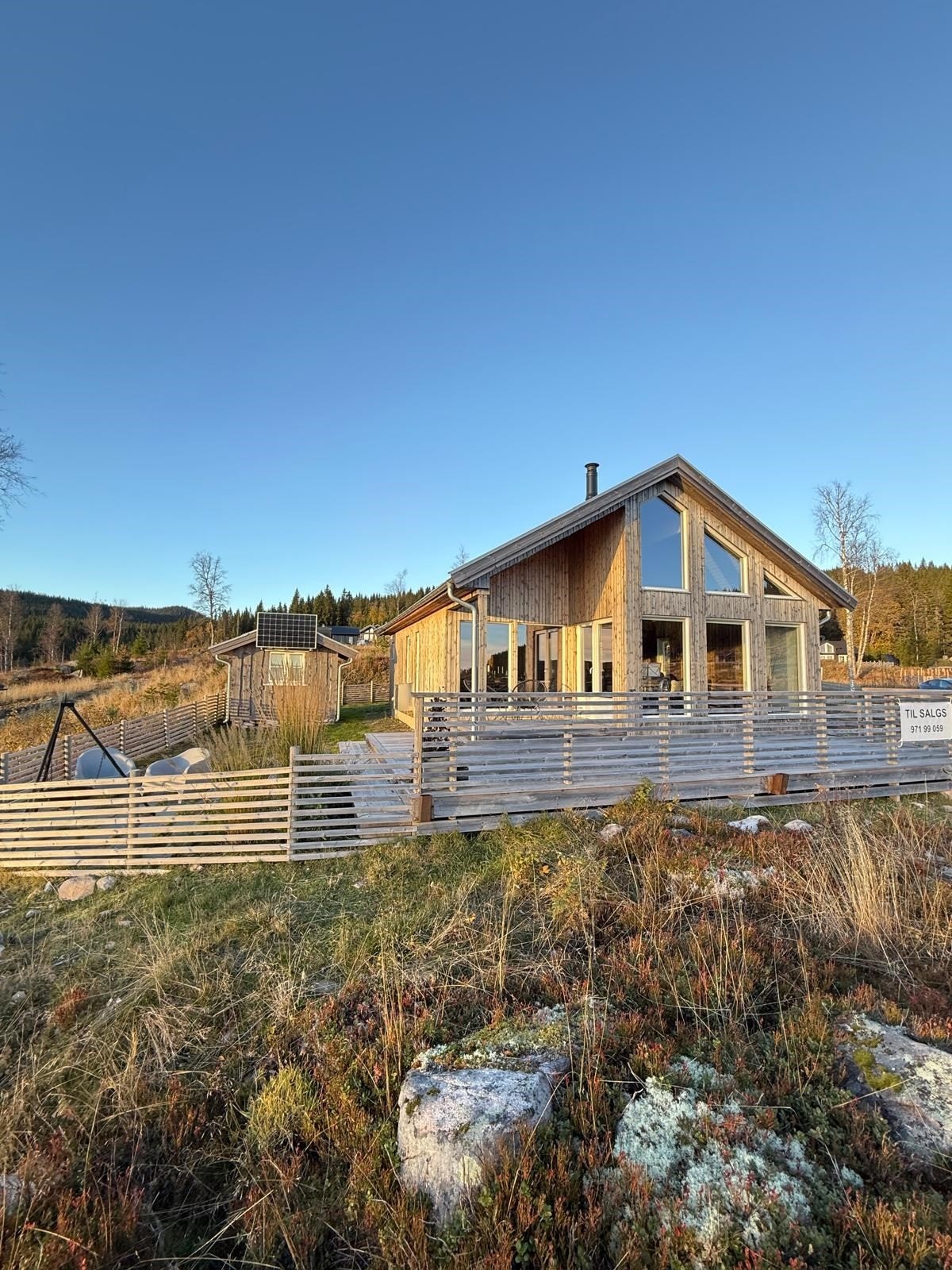 En moderne og innholdsrik fritidseiendom med flotte utearealer og solrik beliggenhet. Galleribilde