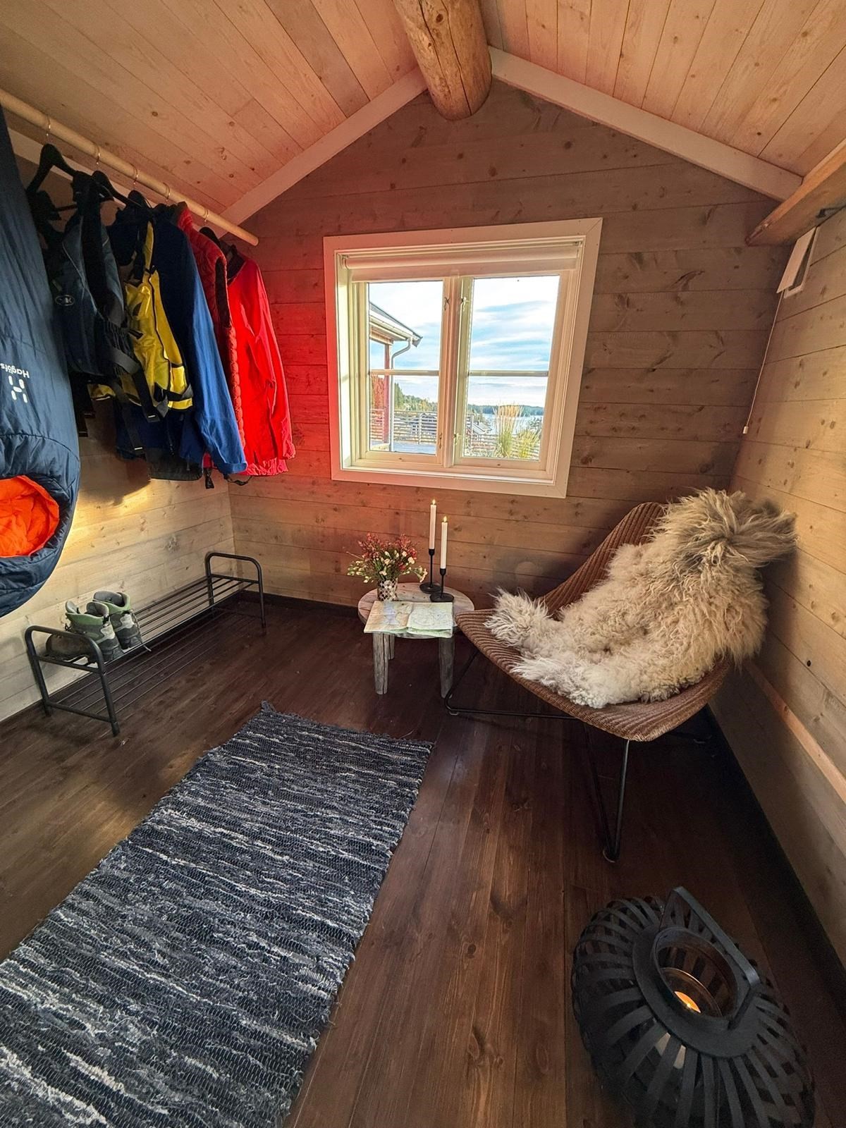 Et hyggelig hjørne i annekset med utsikt mot vannet. Galleribilde