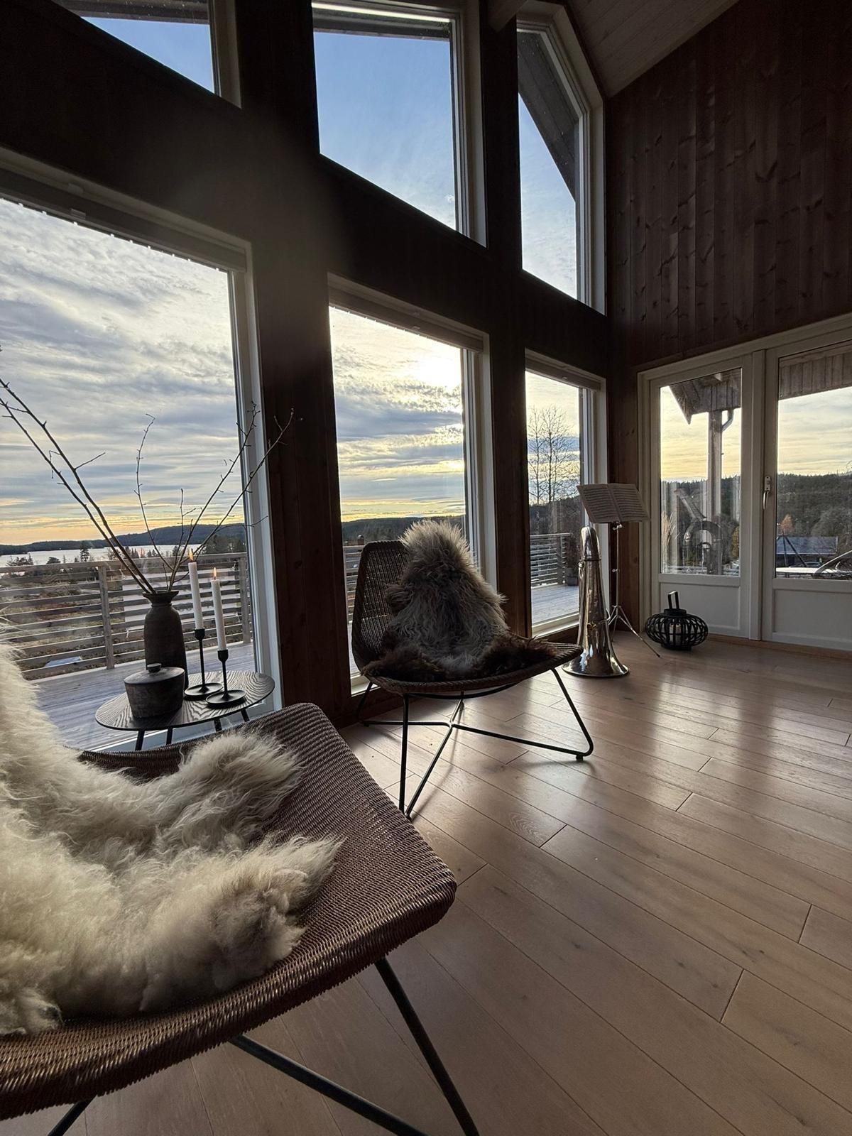 De store vindusflatene fra gulv til tak gir rikelig med lys og rammer inn utsikten. Galleribilde