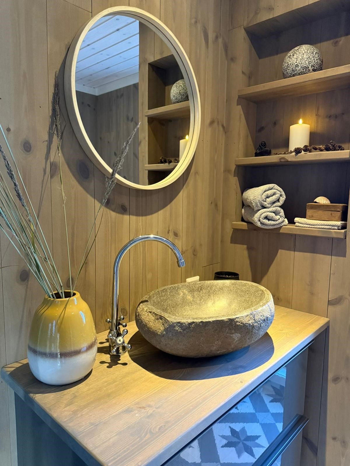 Baderomsinnredning med overliggende, stilig servant i stein. Galleribilde