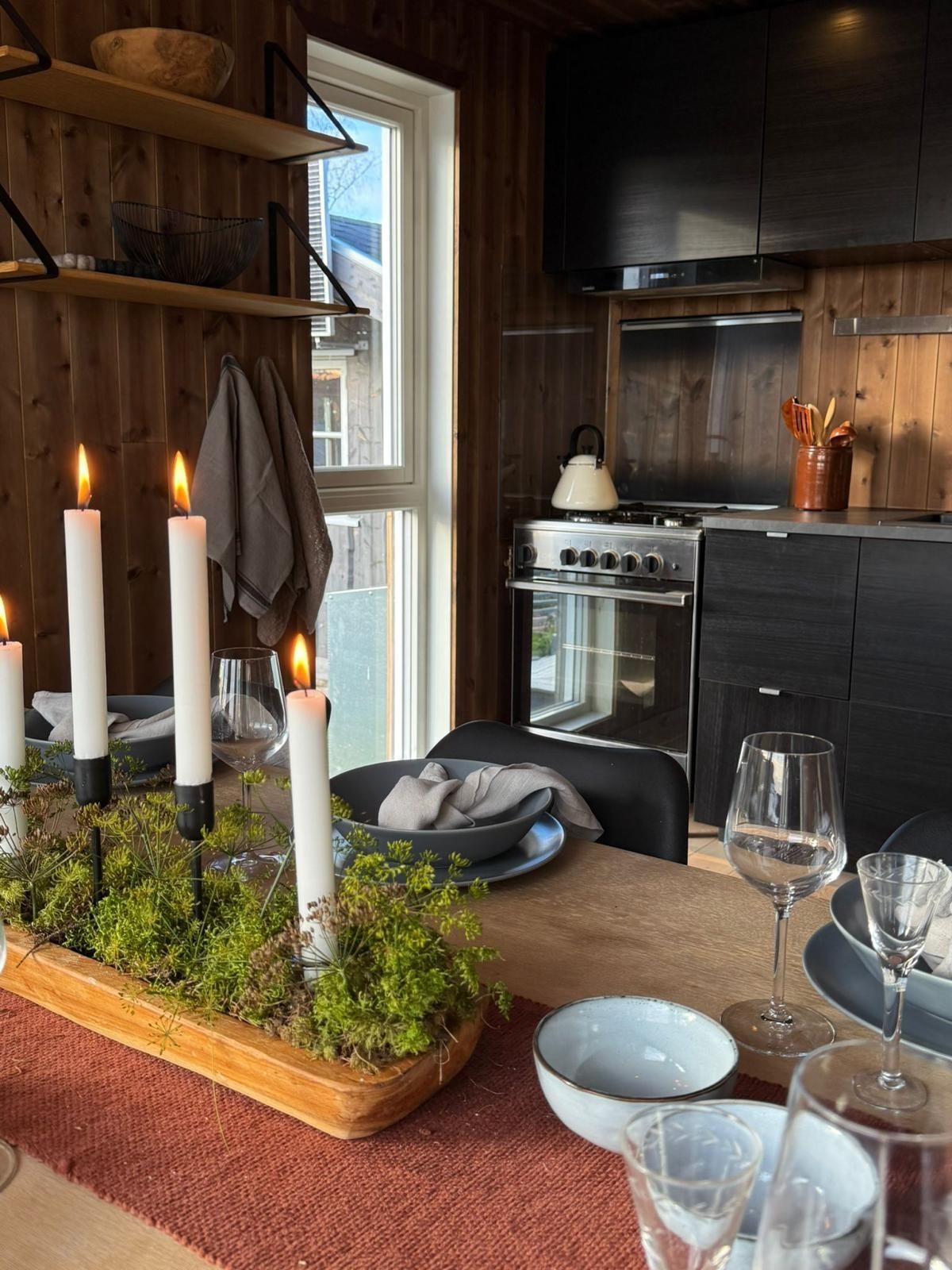 God plass til langbord for hyggelige måltider med familie og venner. Galleribilde