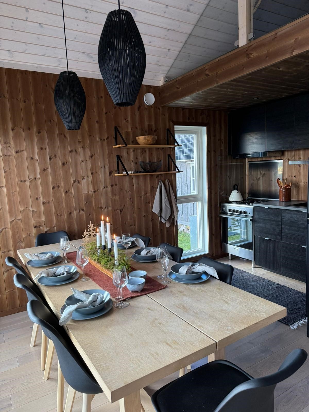 Spisestuen binder kjøkkenet og stuen sammen. Galleribilde