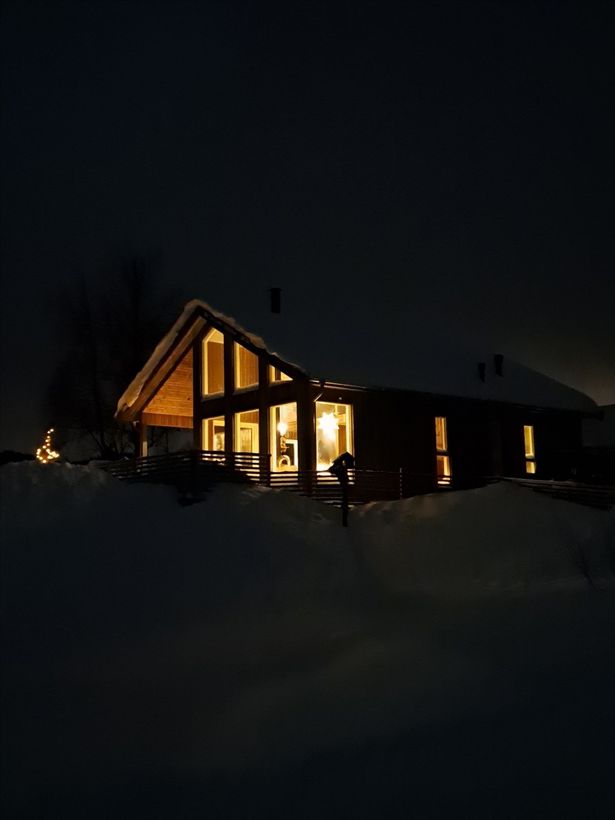 Hytta ligger lunt og fint til i terrenget. Galleribilde