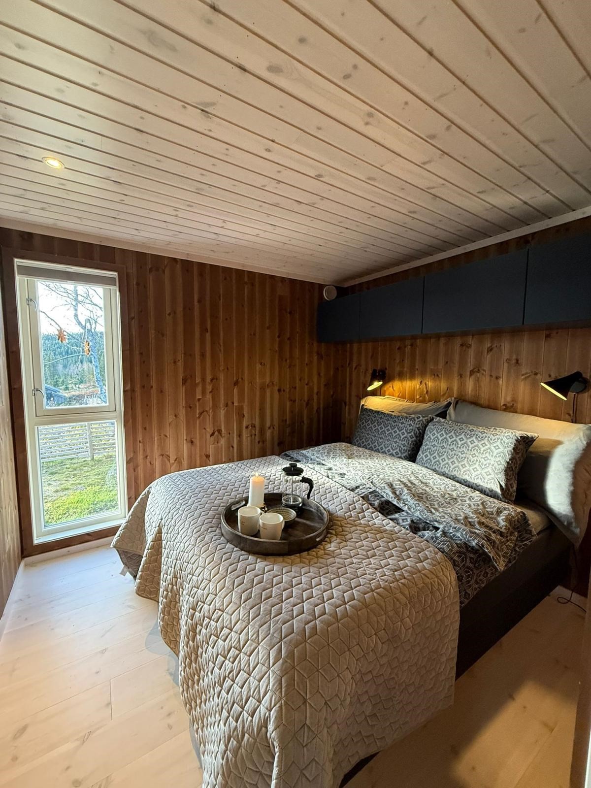 Ett av to soverom, med plassbygde skap. Galleribilde