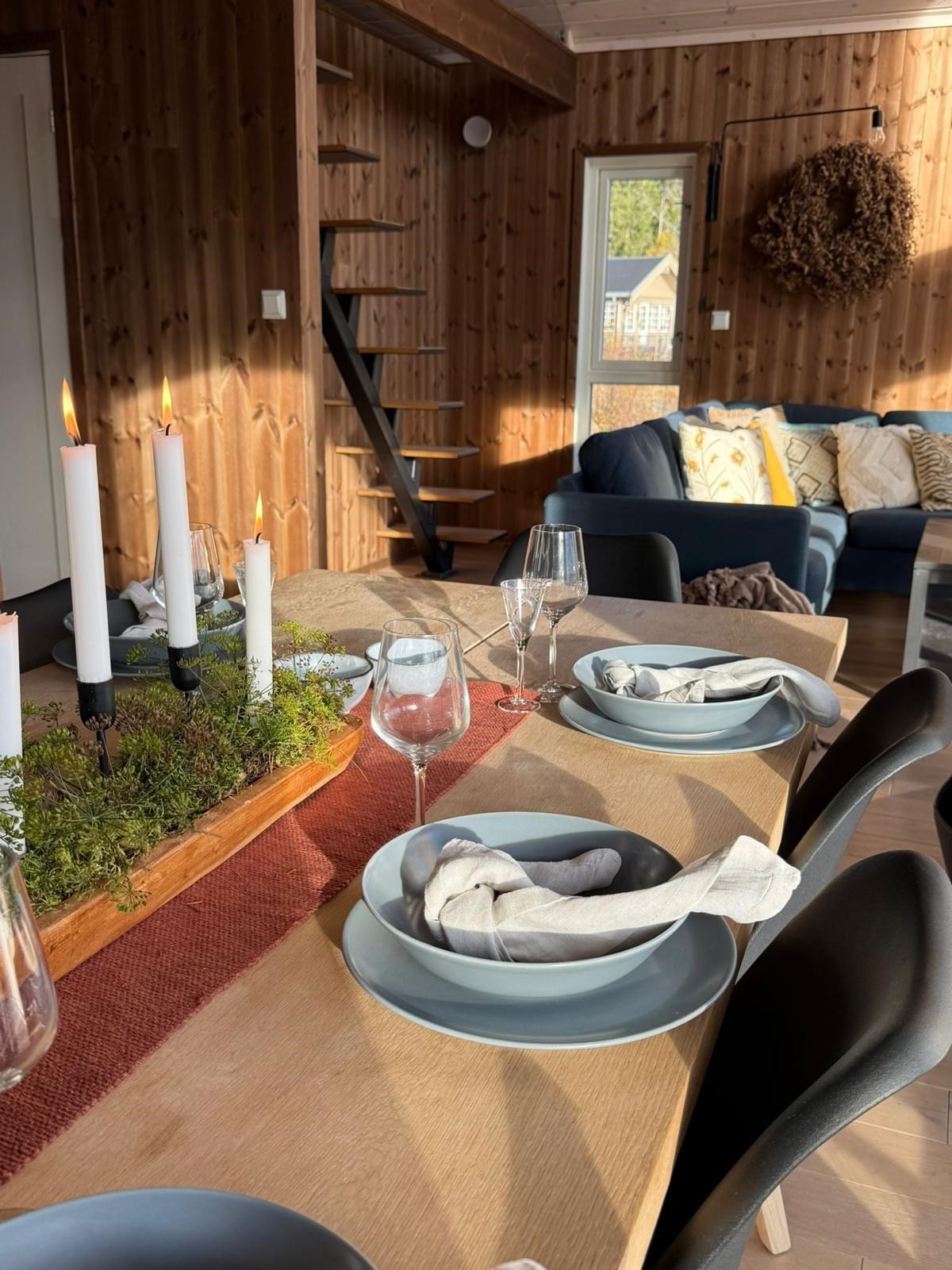 Spiseplassen er en del av den åpne stue- og kjøkkenløsningen. Galleribilde