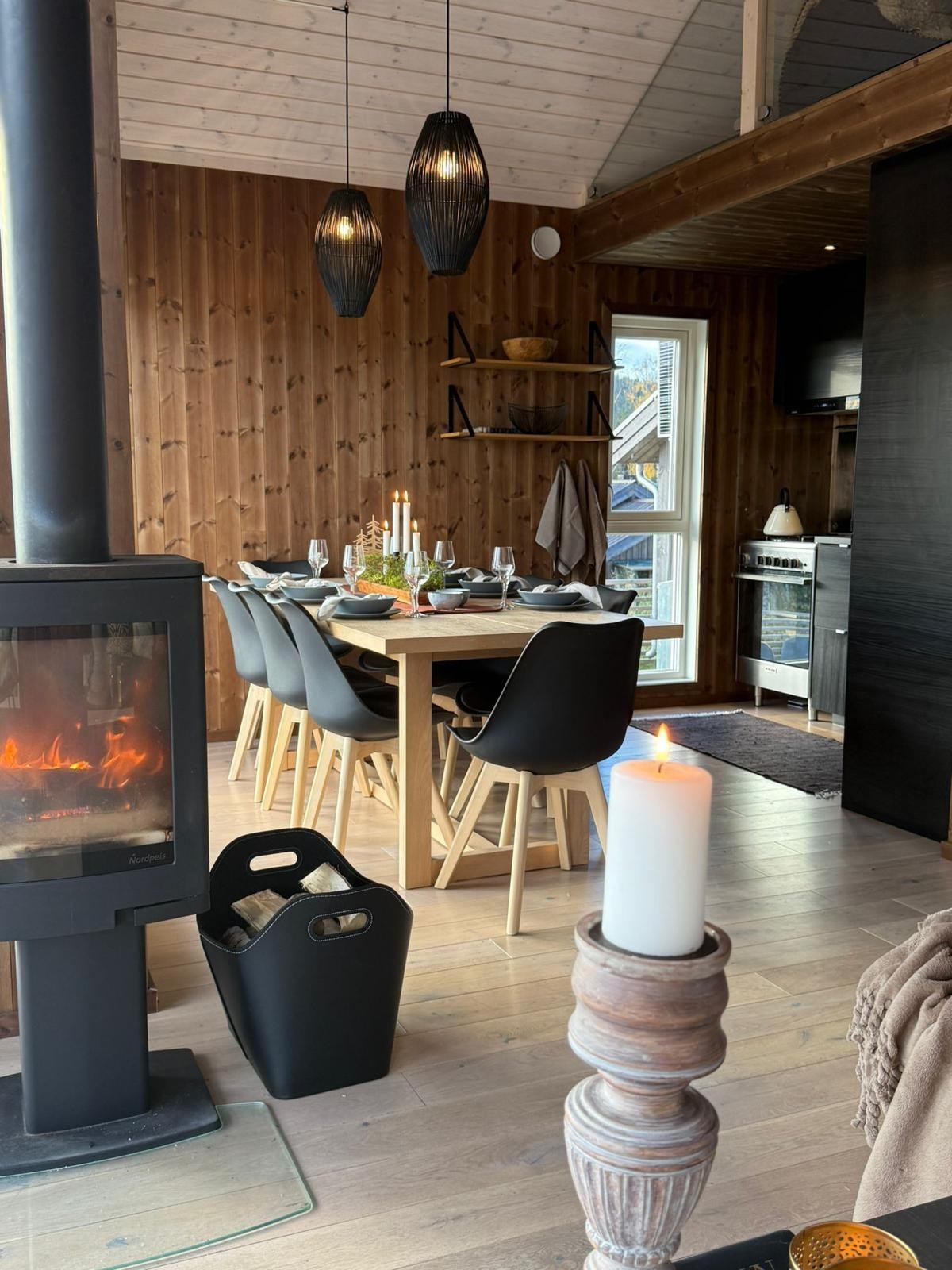 Den rentbrennende peisovnen gir god varme og en hyggelig atmosfære. Galleribilde