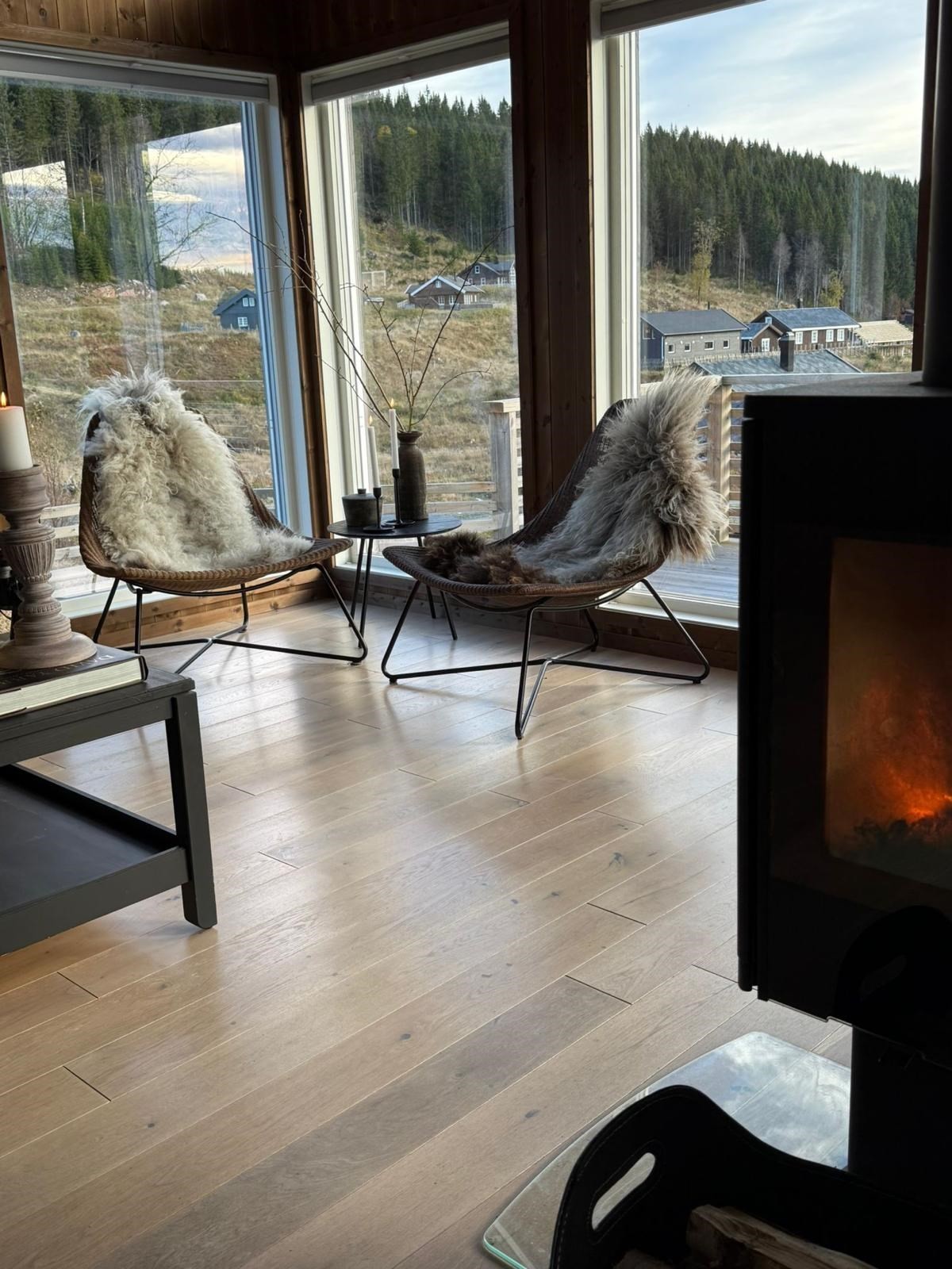 Parkett på gulvet i stue og på kjøkken. Galleribilde