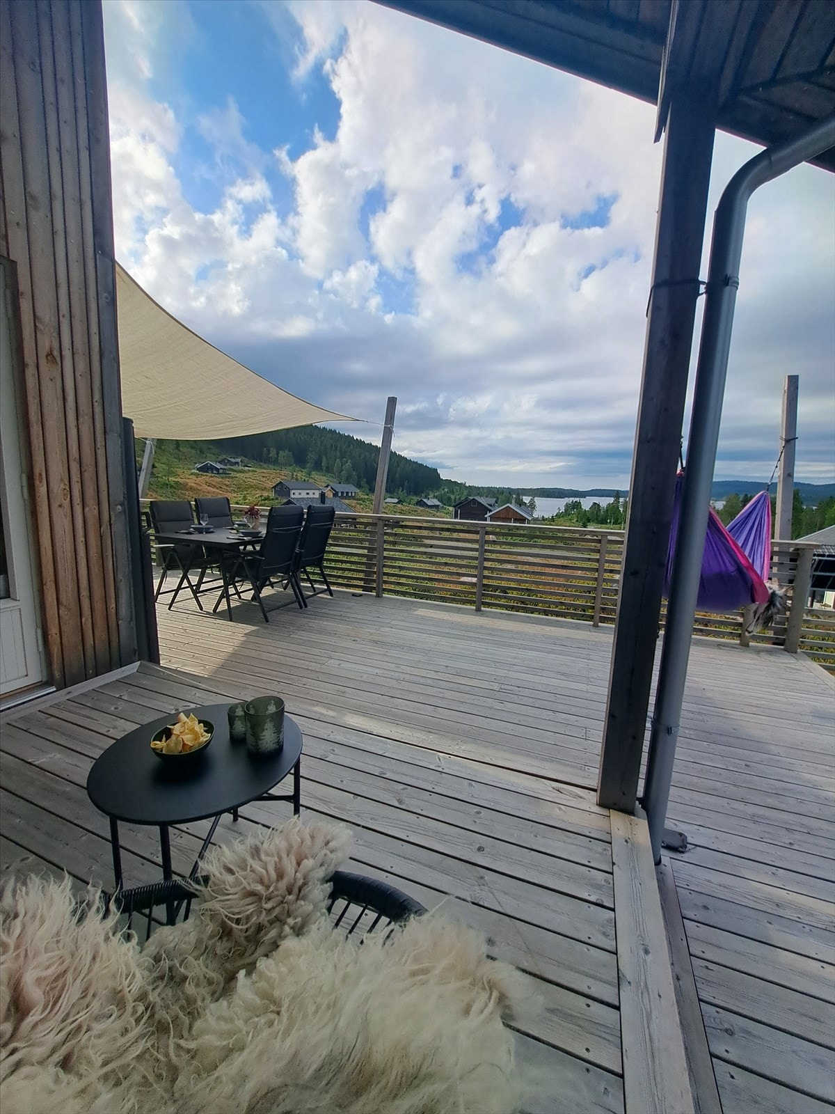 Overbygd del av terrassen gir ly for vær og vind. Galleribilde