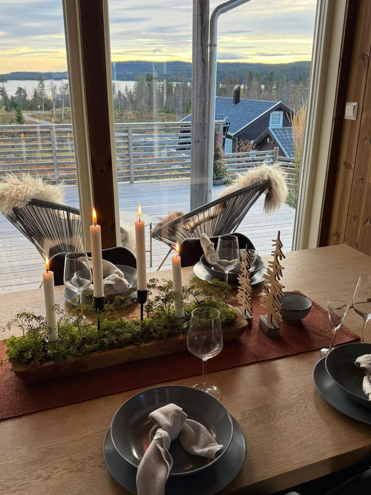 Nyt måltidene med utsikt over landskapet. Galleribilde