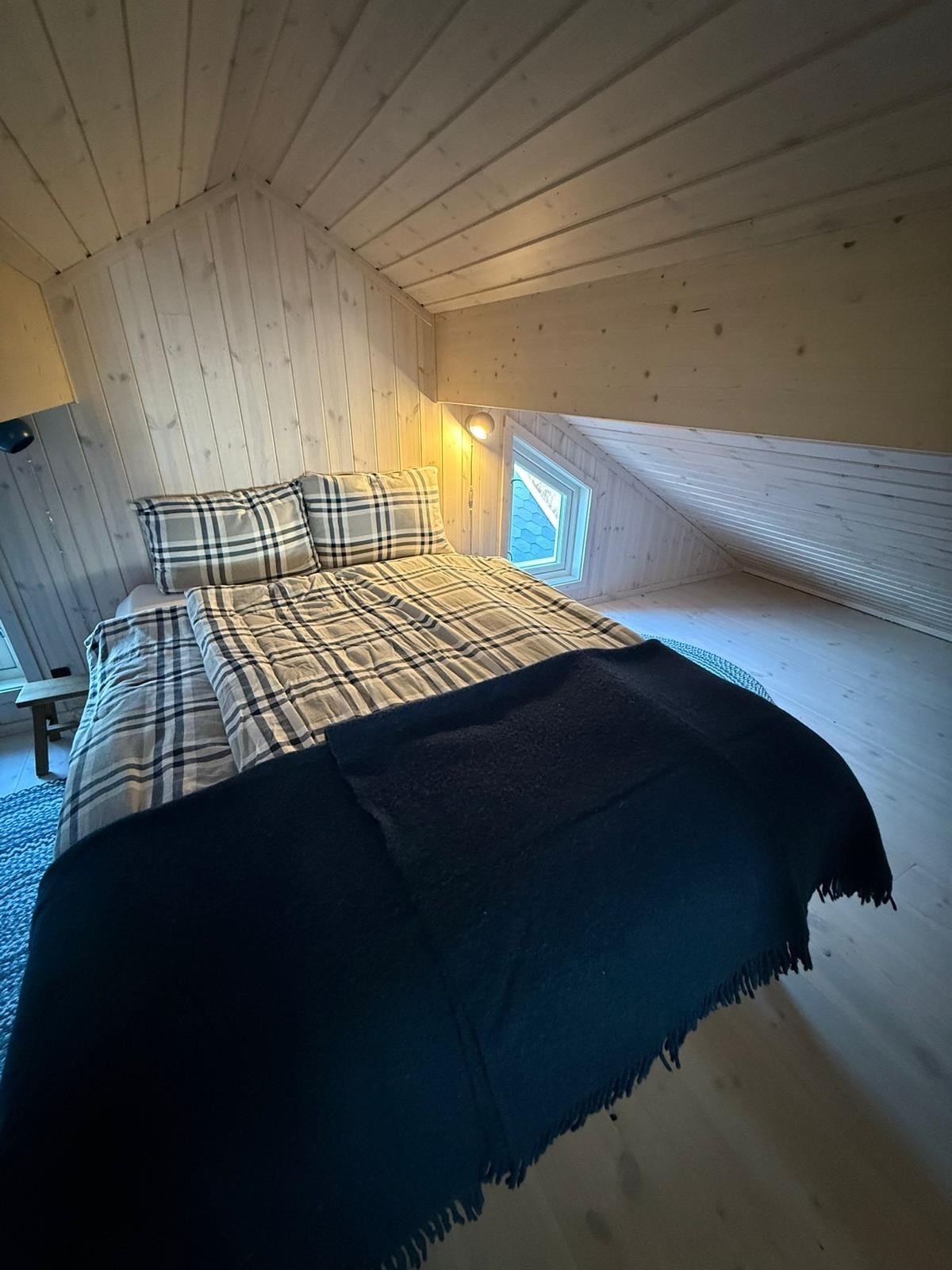 Lunt og koselig soveområde under skråtaket på hemsen. Rommet er ikke godkjent som soverom. Galleribilde