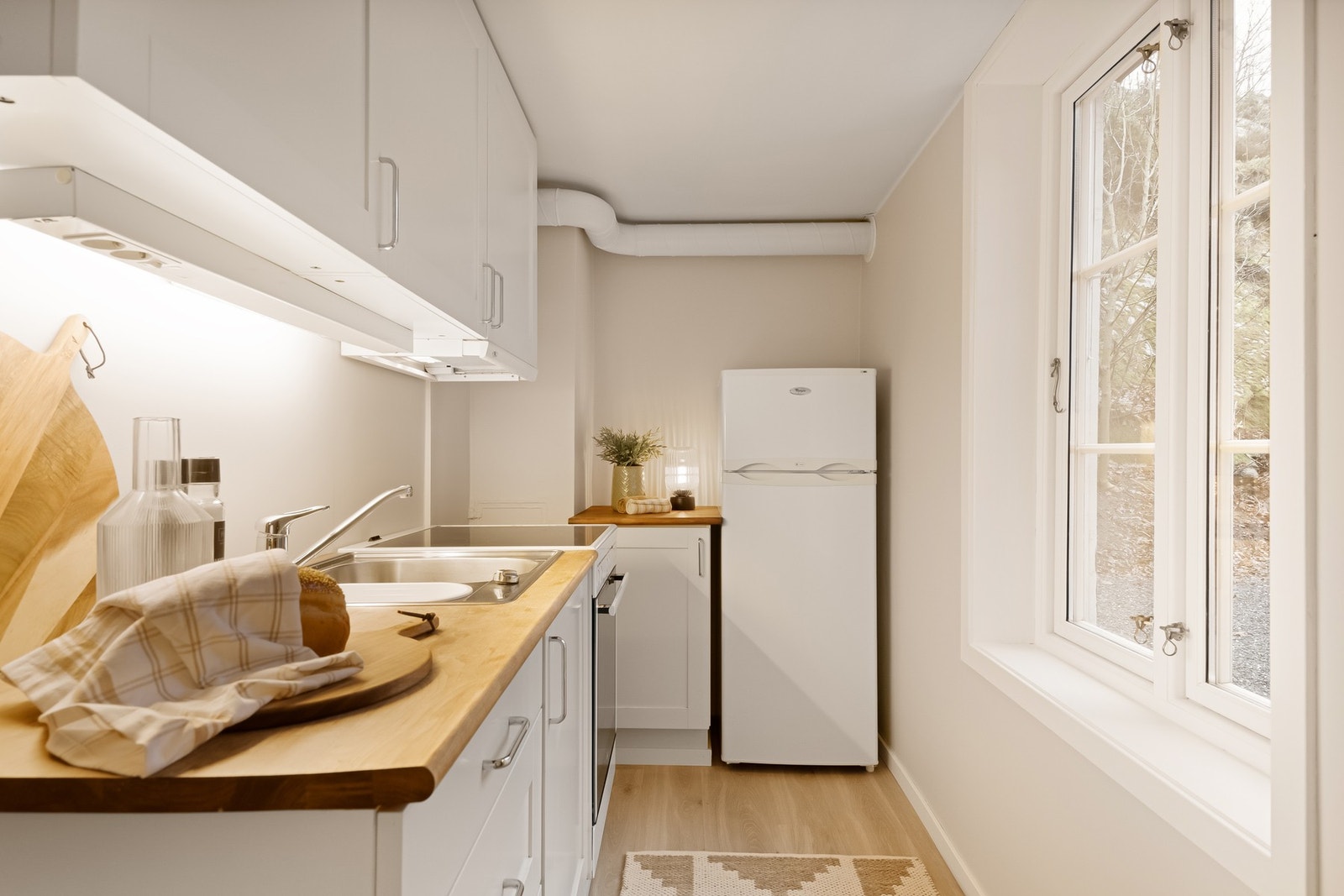 Kjøkkenet har frittstående hvitevarer og plass til alt det nødvendige Galleribilde