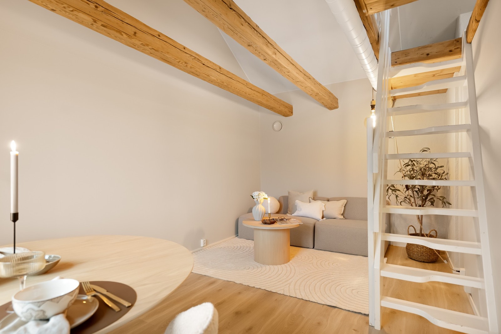 Sjarmerende stue som rommer både sofagruppe og spisestue Galleribilde