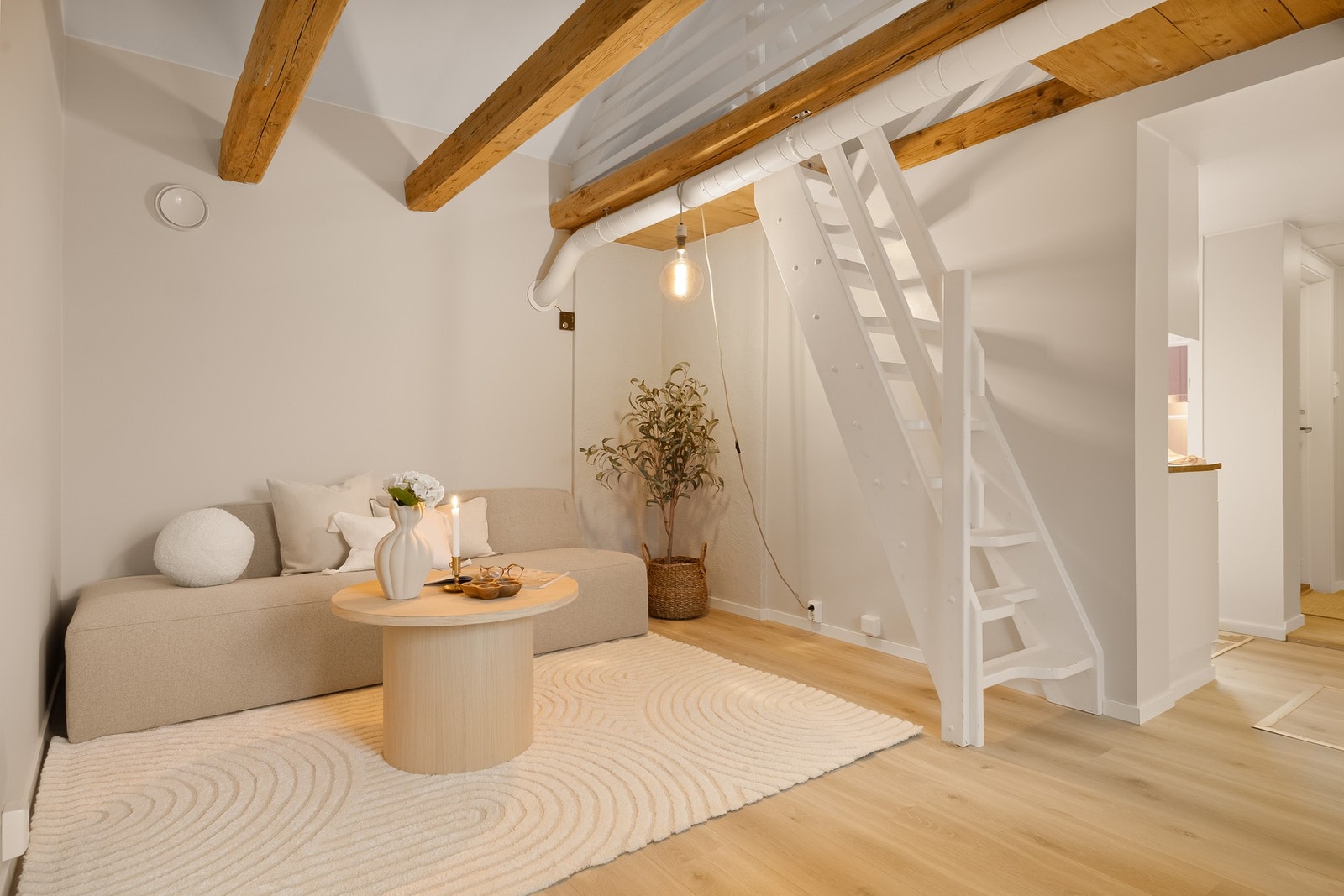 Boligen er stylet av Kid Amfi Moss og interiøret kan kjøpes - kontakt megler for info om møbelpakke Galleribilde