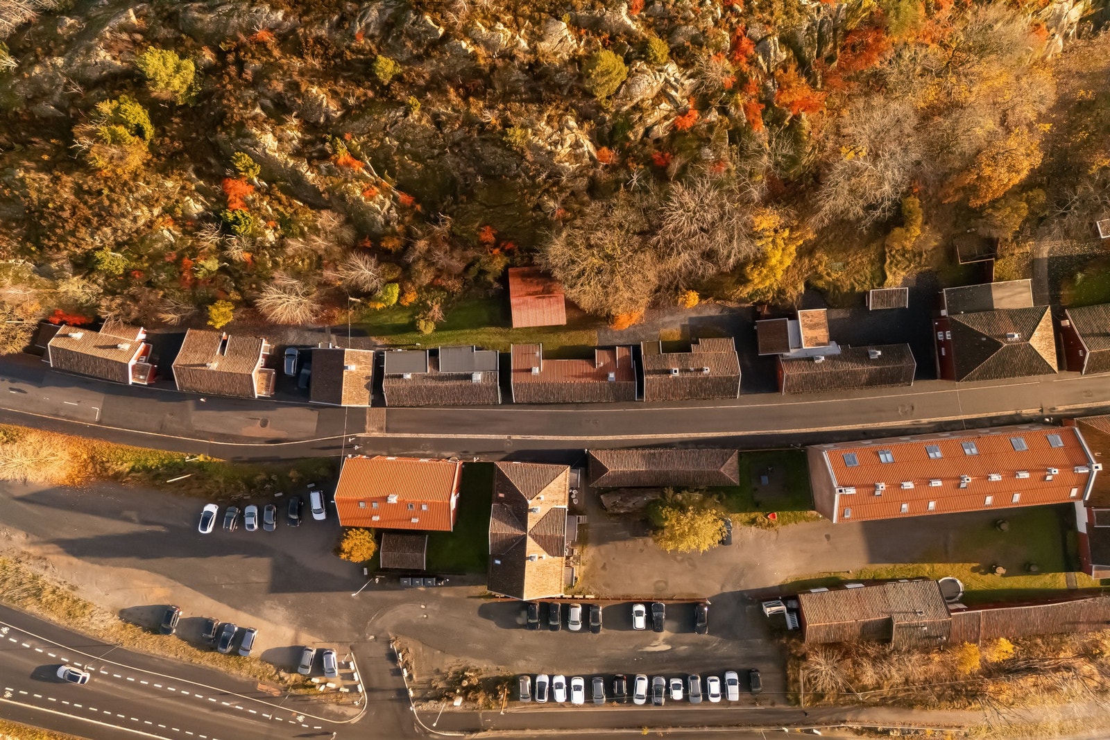 En liten, idyllisk og skjermet gate - midt mellom "alt" Galleribilde