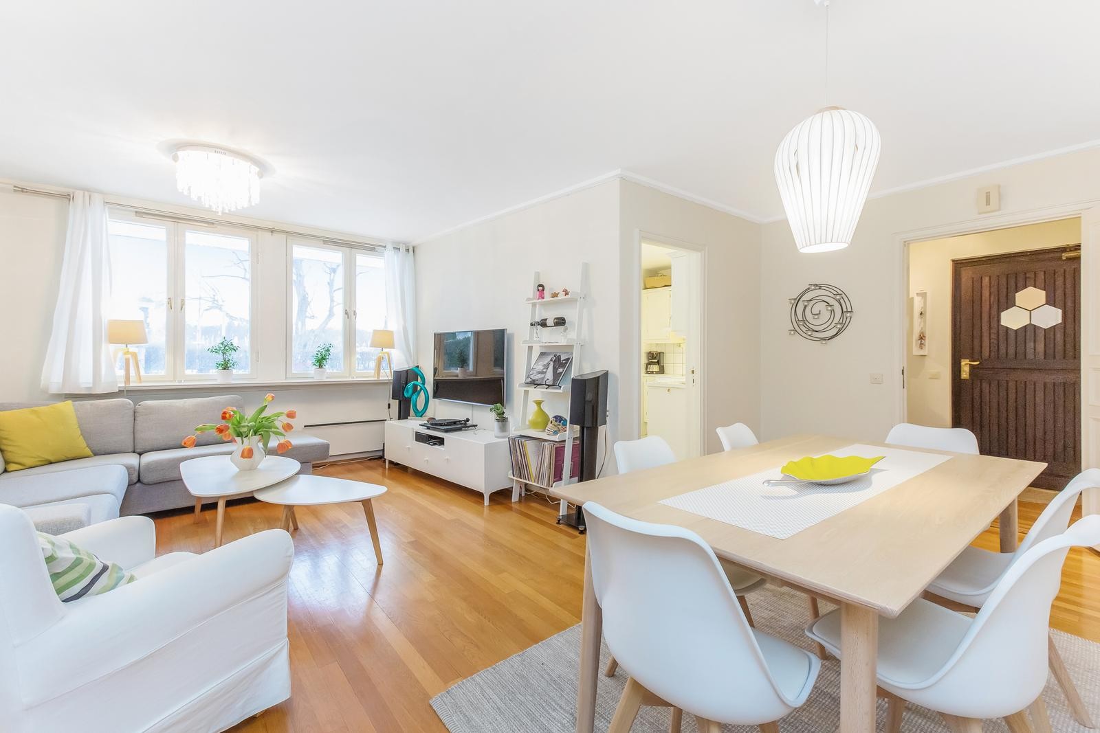 Det er god plass til både sofa- og spisegruppe i stuen. Galleribilde