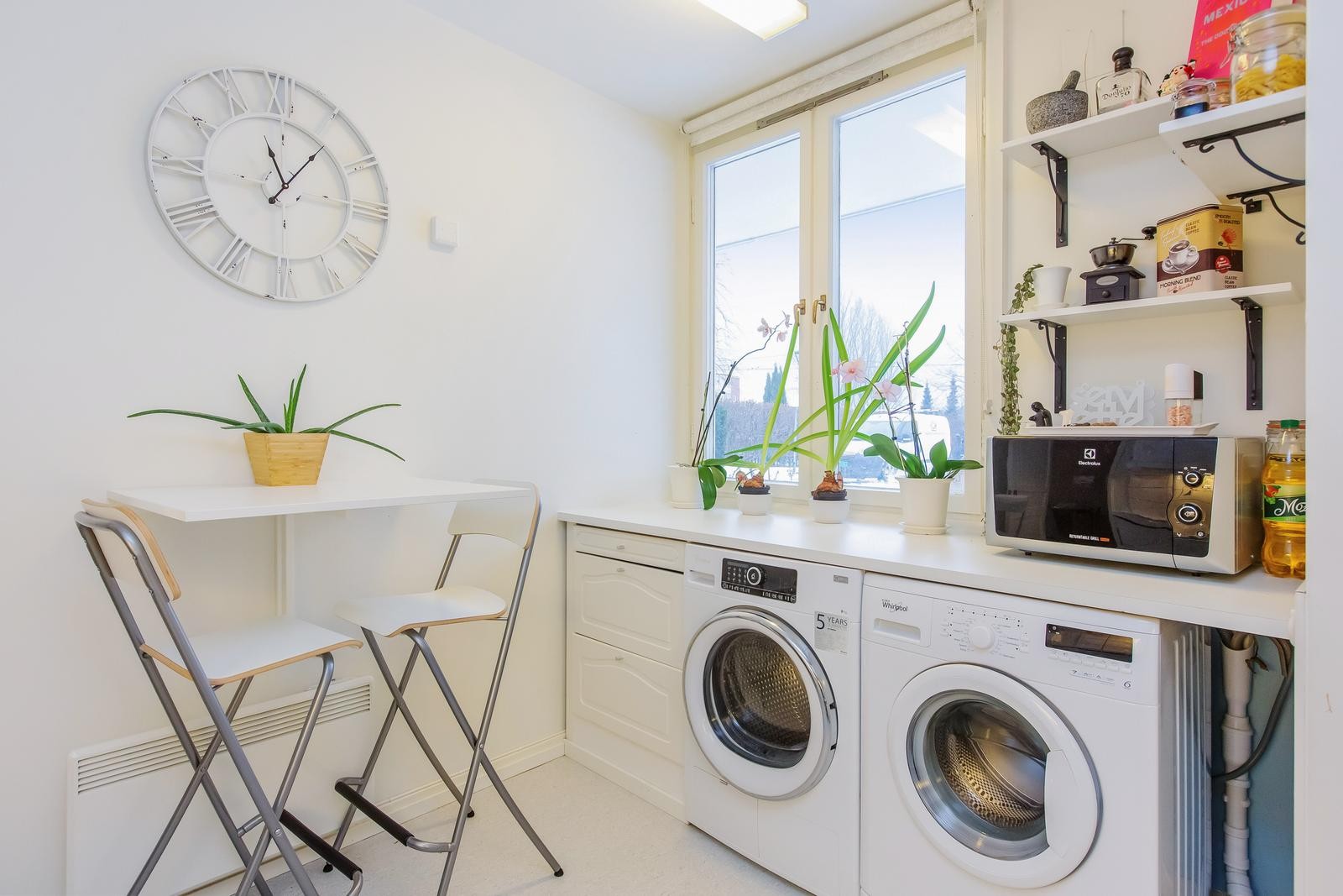 Praktisk løsning med muligheter for sitteplass på kjøkken. Galleribilde