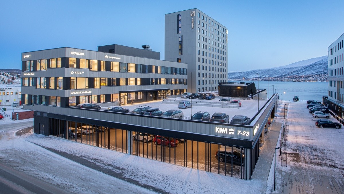 Kvartalet med KIWI og busstopp på gateplan Galleribilde