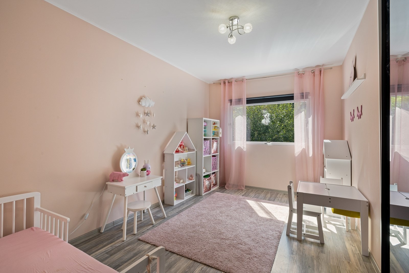 Leiligheten er innredet med tre delikate soverom. Galleribilde