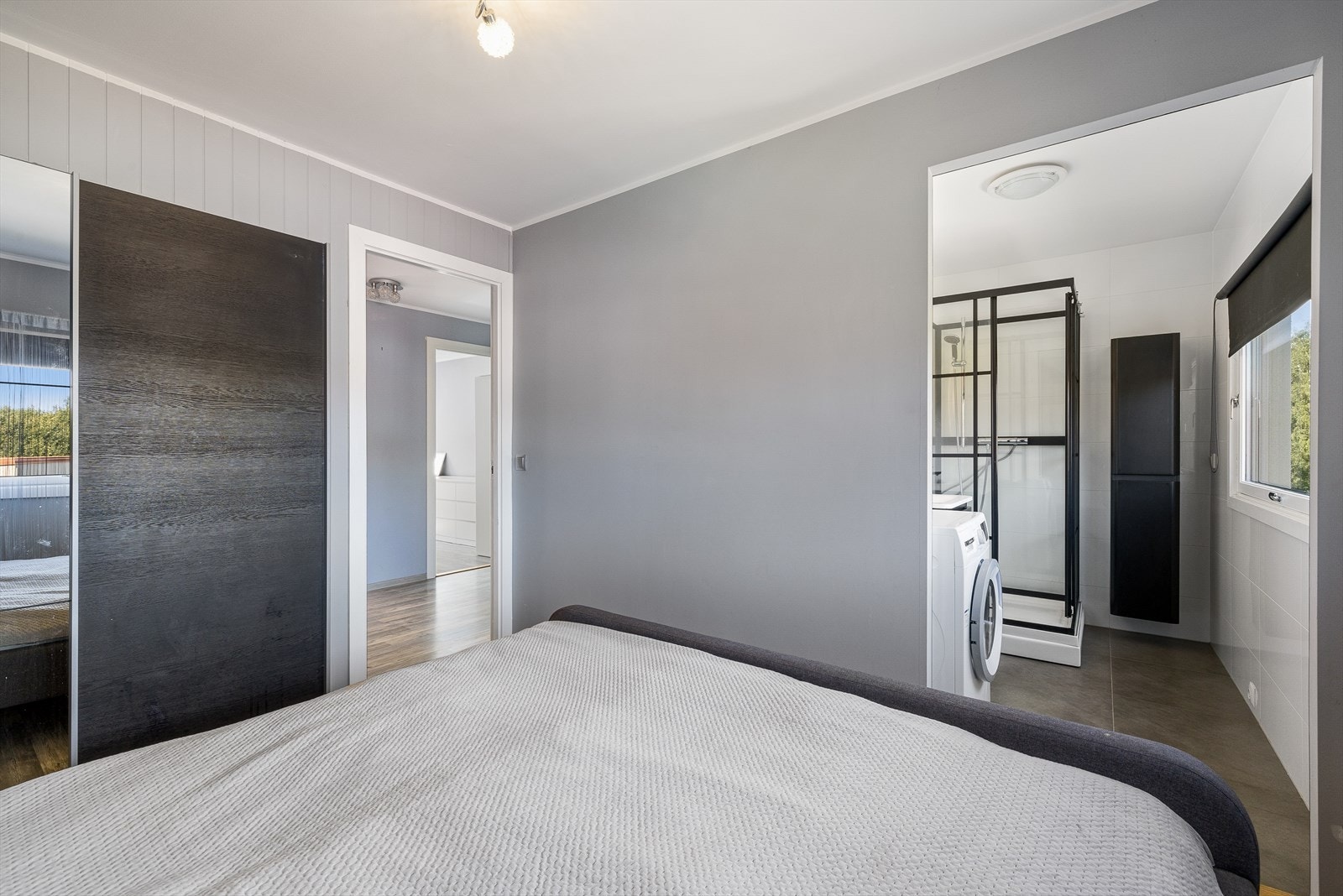 Fra hovedsoverom har man inngang til delikat bad/vaskerom Galleribilde