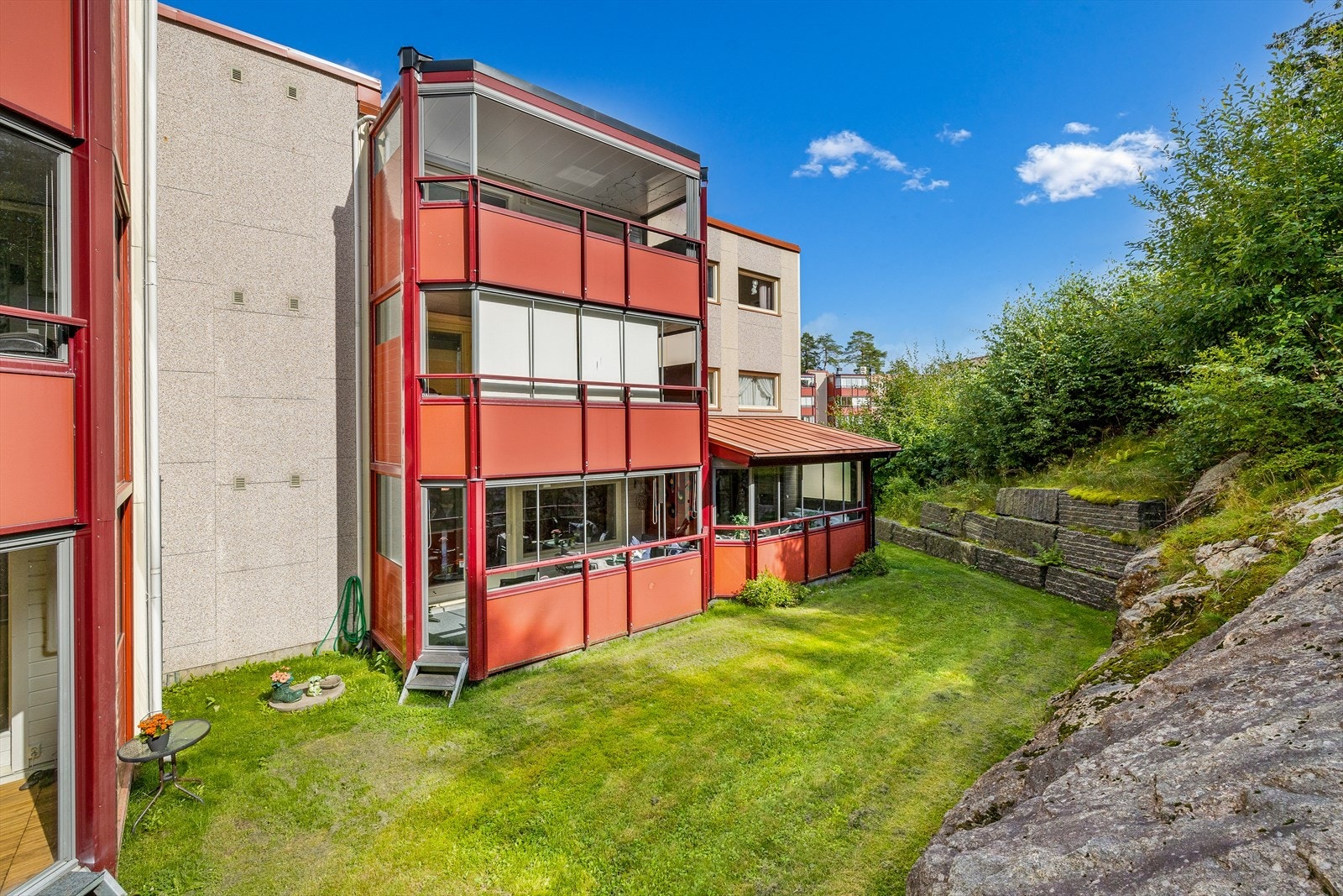 Innglasset balkong vendt mot stille og rolig bakside, Galleribilde