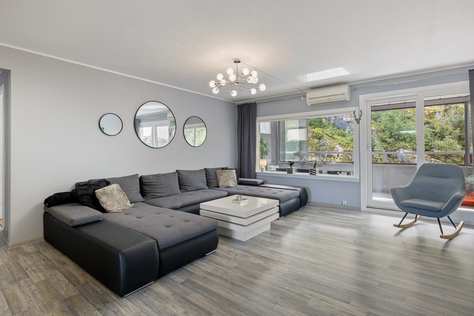 Om ønskelig kan sofagruppe medfølge i handelen. Galleribilde