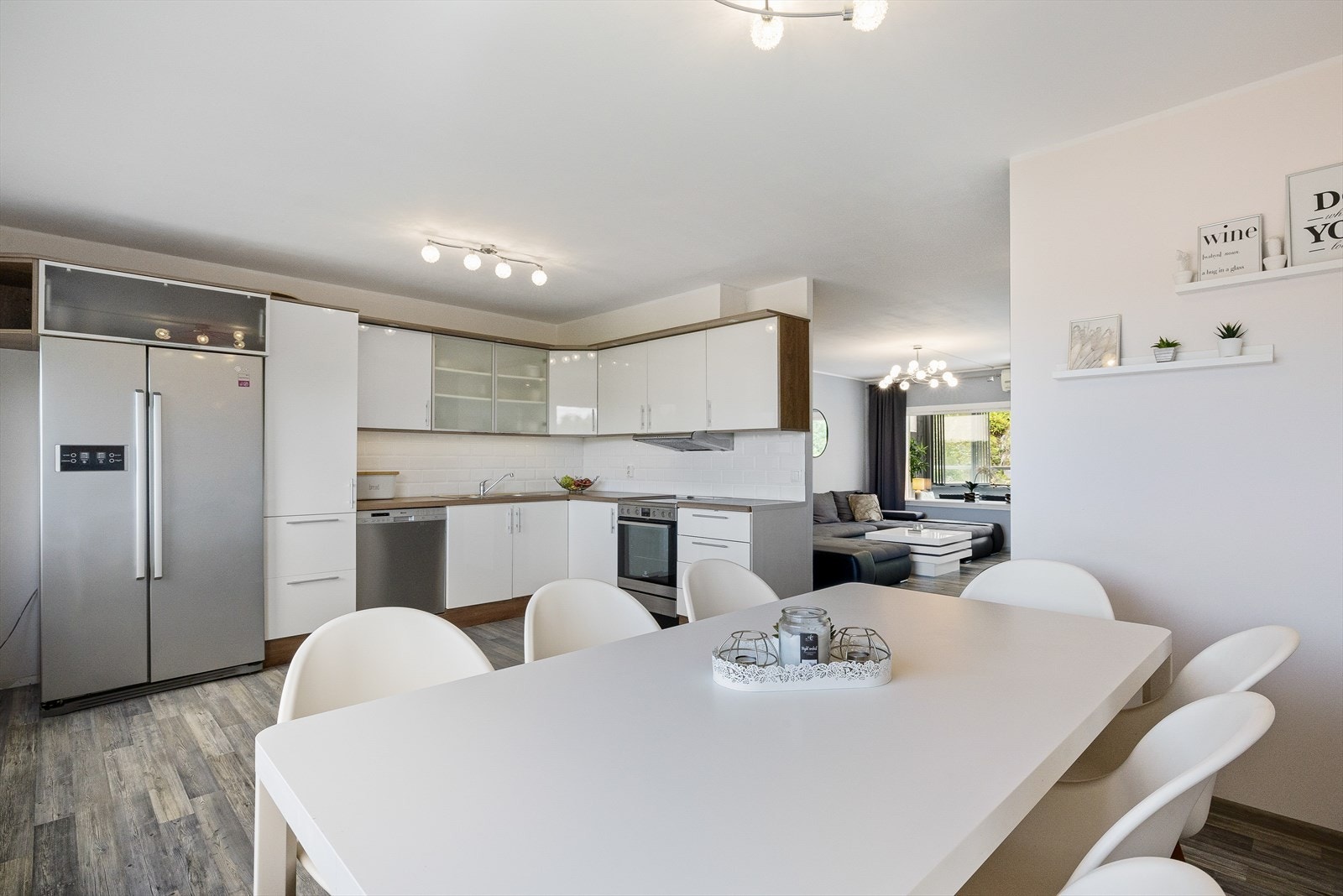 Stort kjøkken med god plass til spisebord og stoler. Hvitevarer medfølger i handelen. Foto: Karl Filip Kronstad Galleribilde