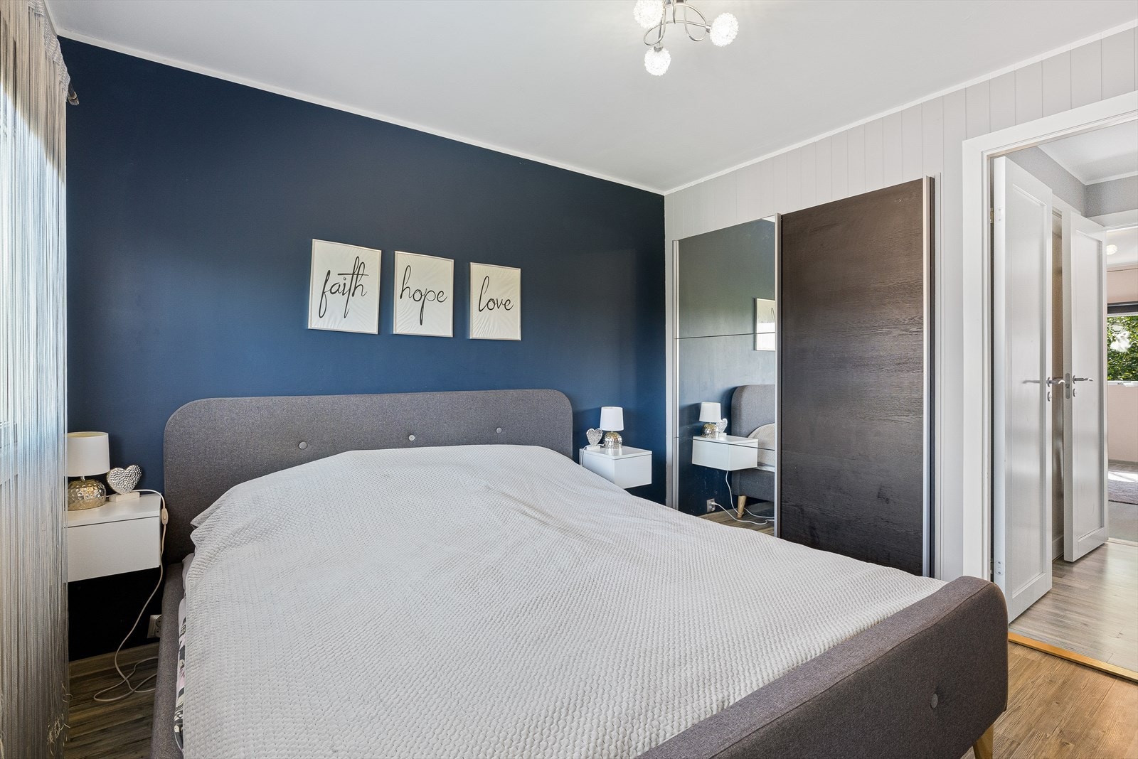 Romslig hovedsoverom med plass til dobbeltseng. Her har man direkte inngang til Bad/vaskerom. Galleribilde