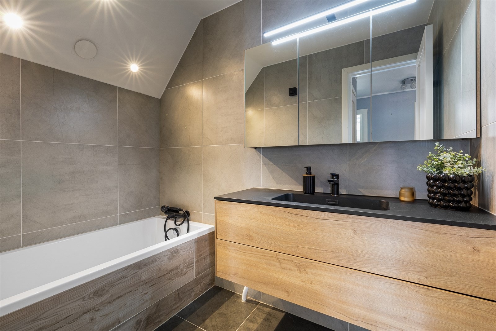 Pent flislagt bad med badekar. Galleribilde