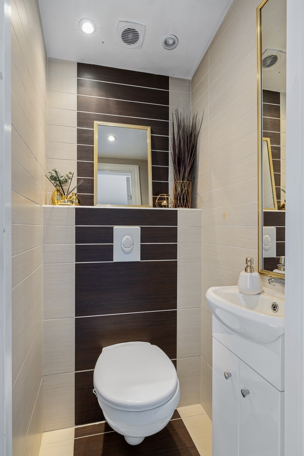 Pent separat toalettrom med toalett og servant. Galleribilde