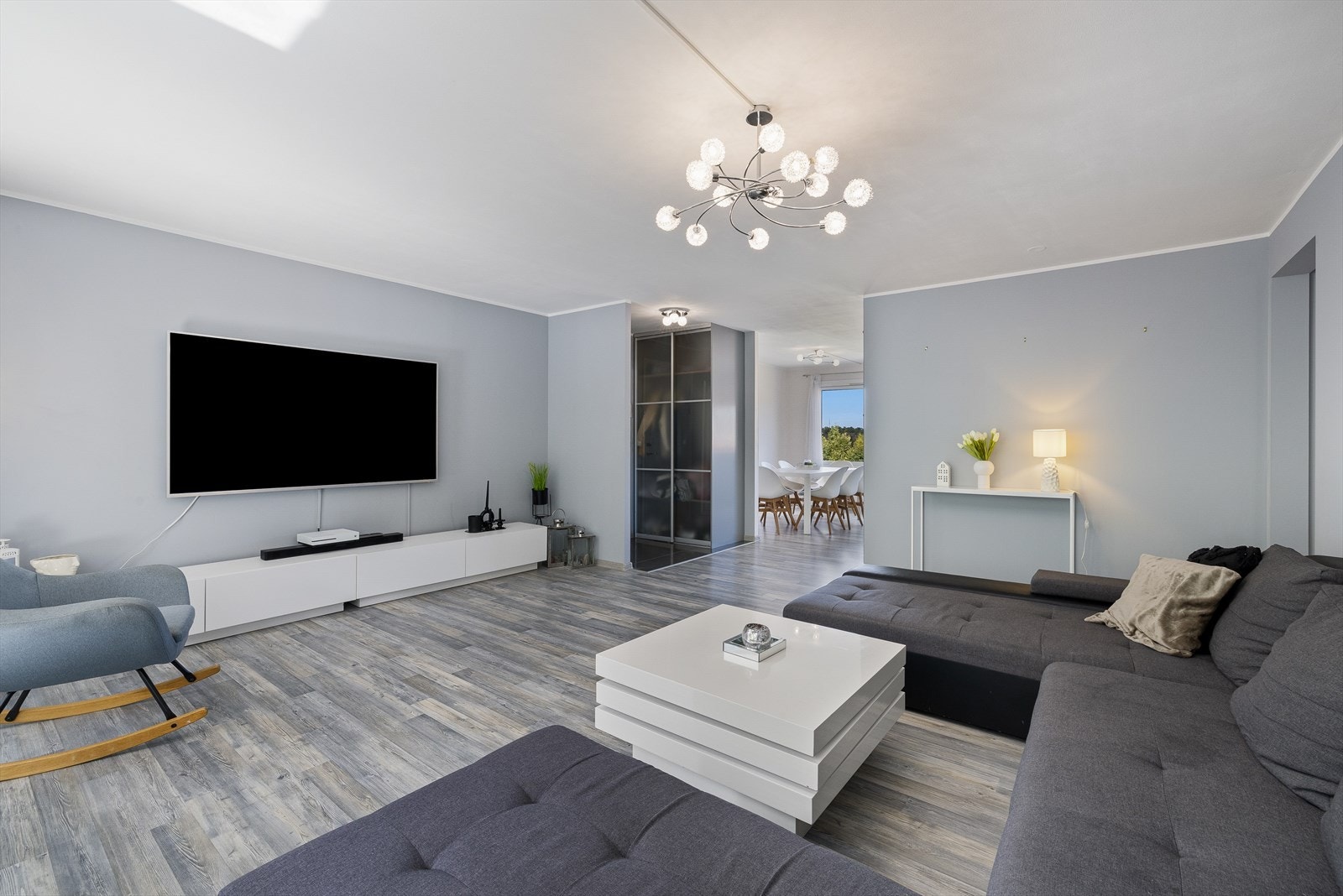 Stor, lys stue. Galleribilde