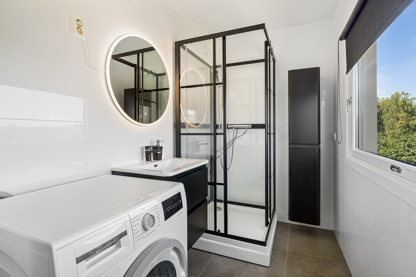 Meget pen flislagt bad/vaskerom. Direkte adkomst fra hovedsoverom Galleribilde