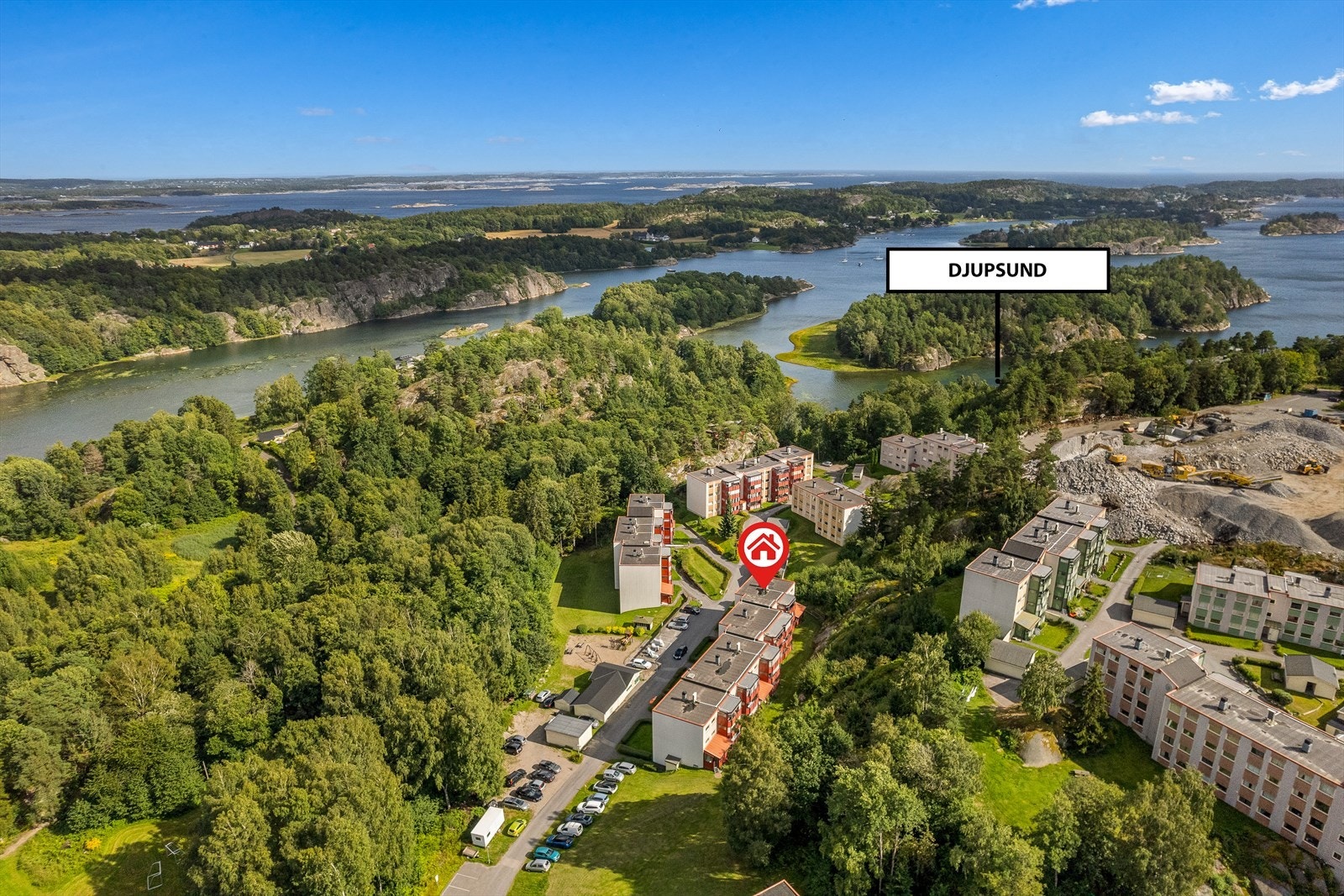 Kort gangavstand til Djupsund med badeplass og flotte turområder både langs kyststi og skog. Galleribilde