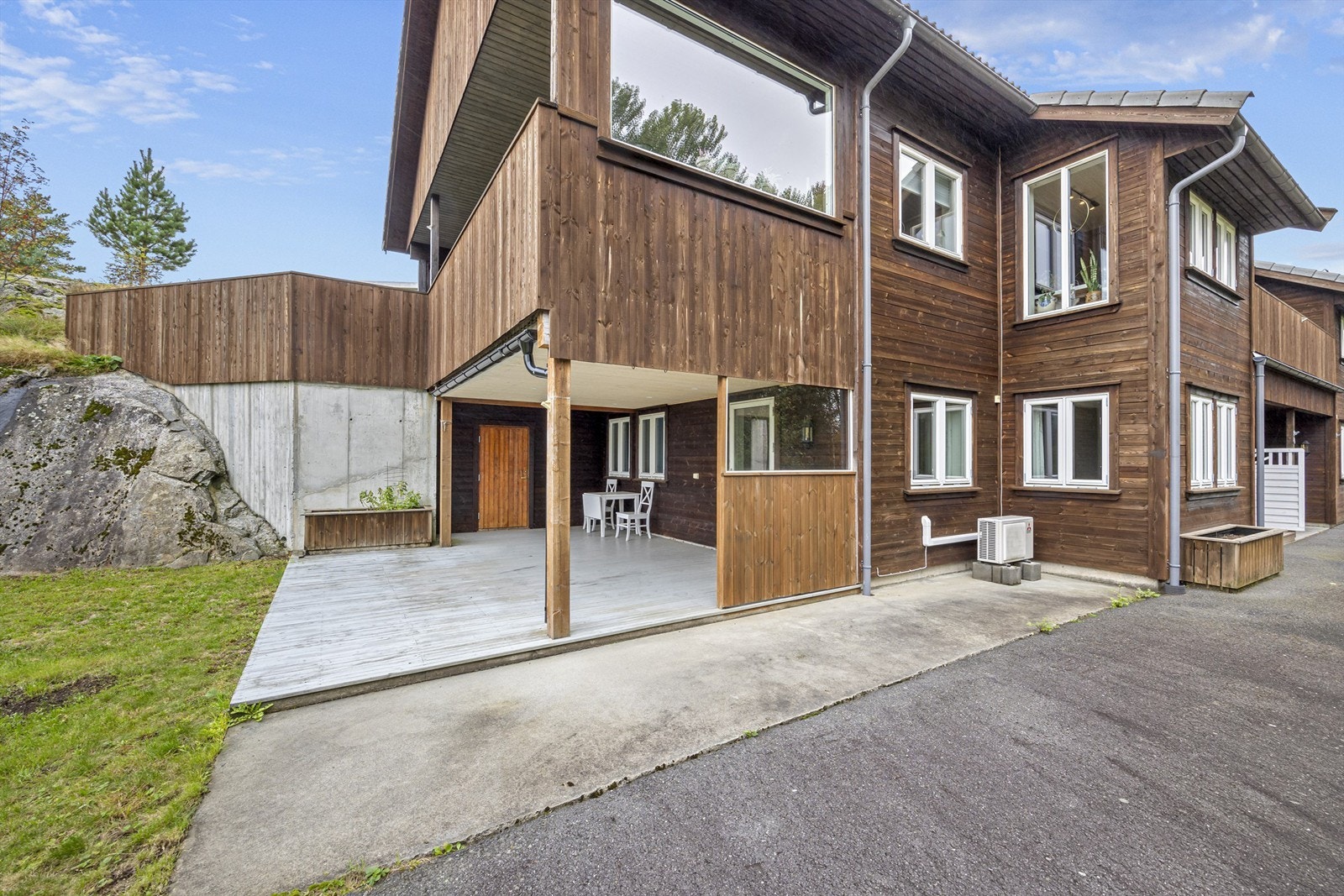 Terrasse med bod Galleribilde