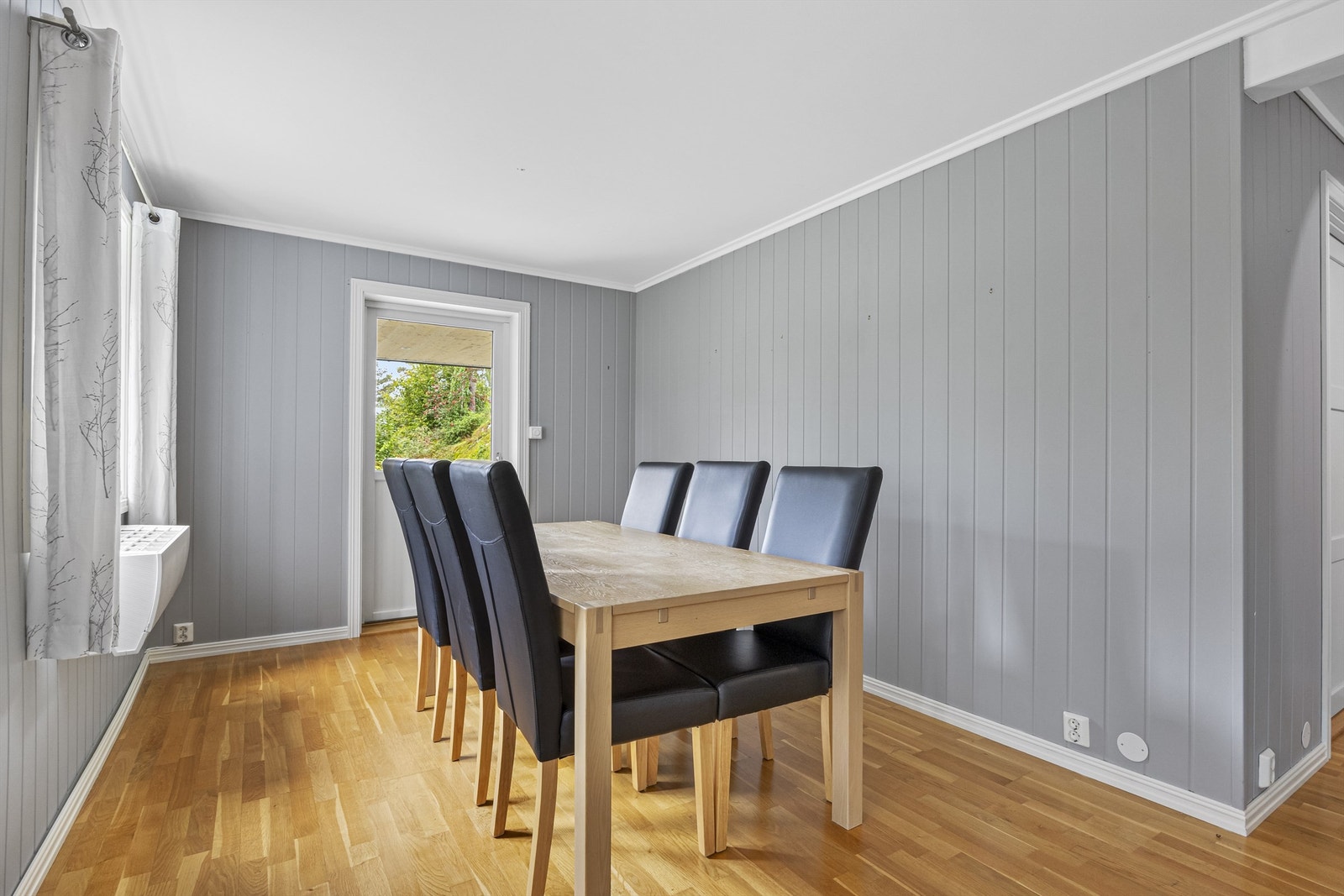 Fra stuen er det utgang til overbygget terrasse Galleribilde