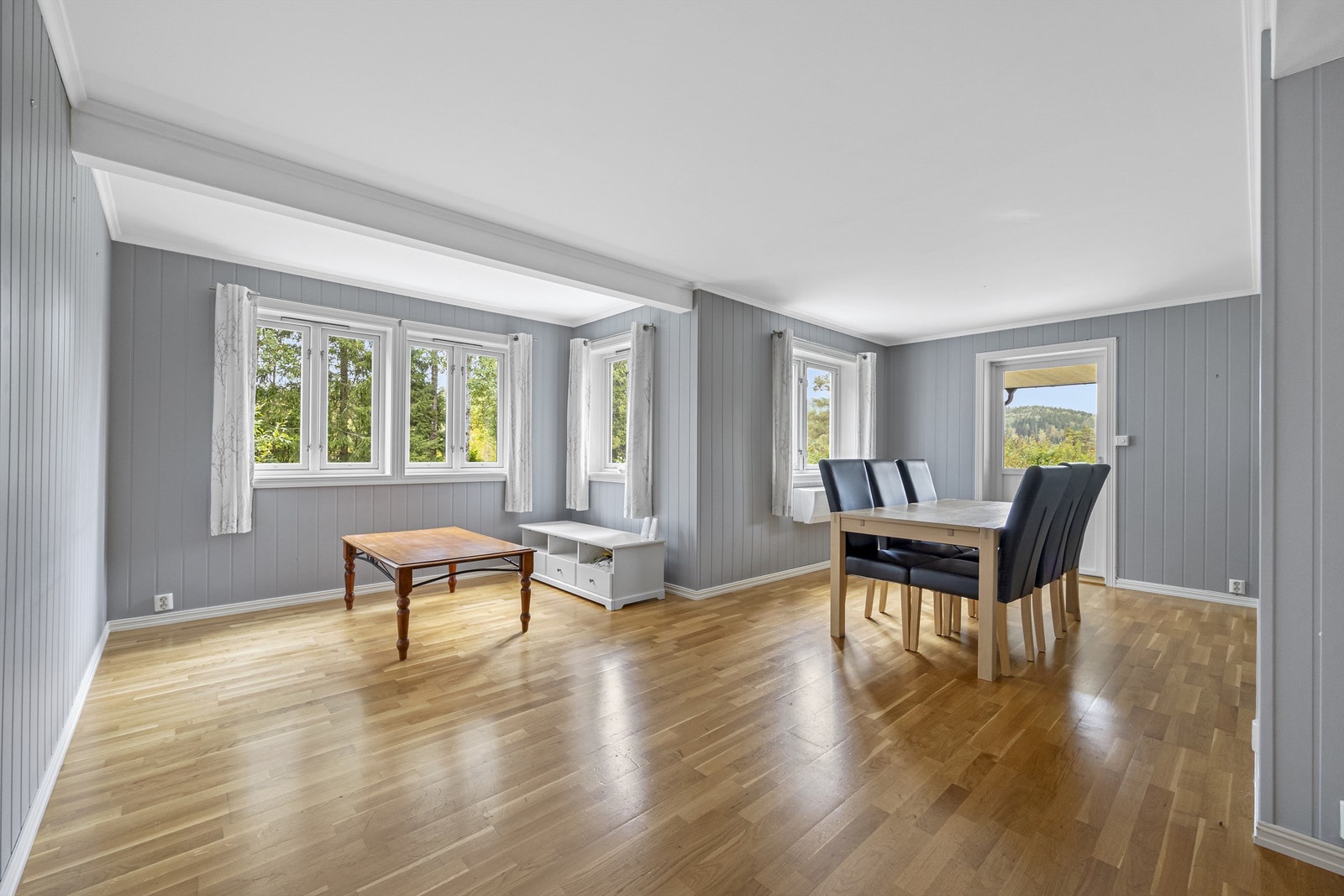 Hyggelig stue med utgang til terrasse og hage Galleribilde