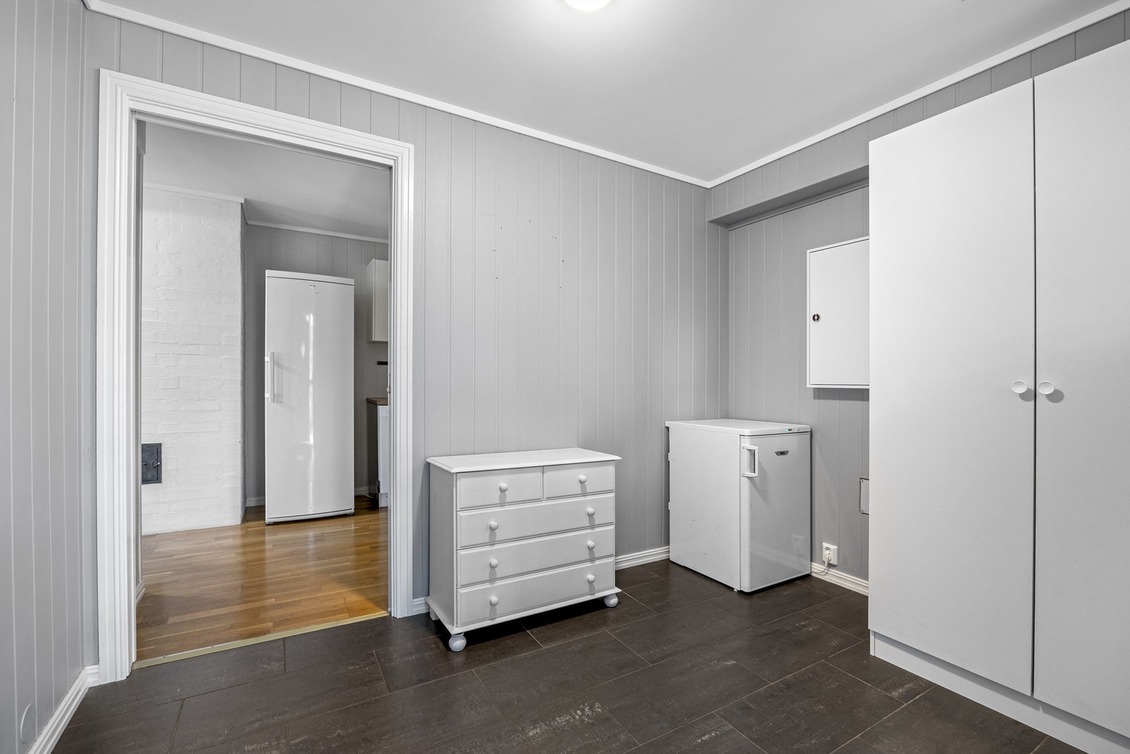 Stor og romslig gang med god plass til oppbevaaring Galleribilde