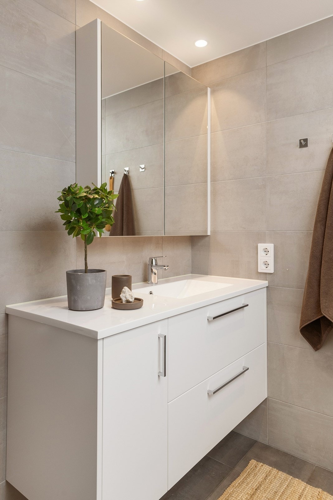 Denne leiligheten har ekstra stor baderomsinnredning. Galleribilde