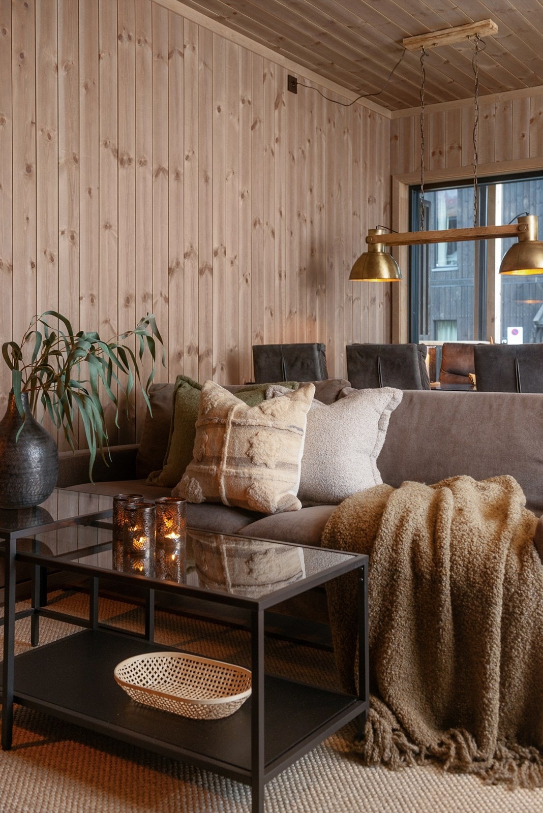 Her med plass til både sofa og spisegruppe i rommet om ønskelig. Galleribilde