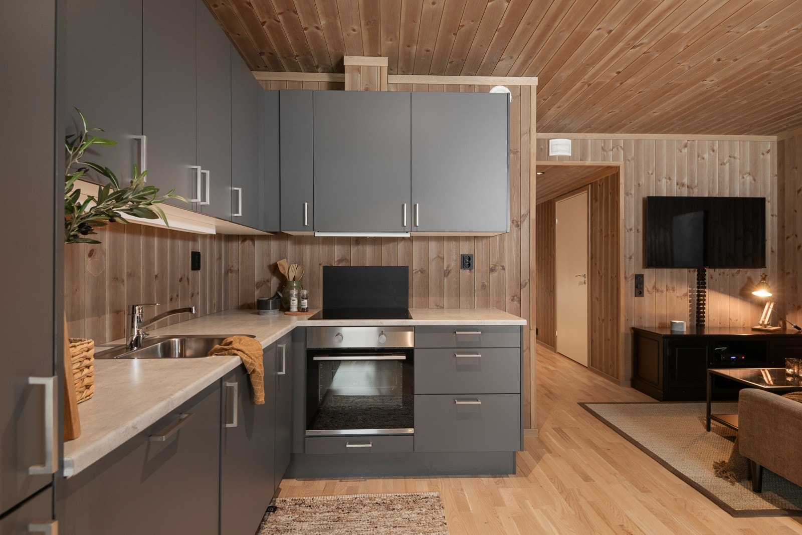 I innredning er det montert integrerte hvitevarer som komfyr, steketopp, oppvaskmaskin og kjøle/fryseskap som medfølger handelen. Galleribilde