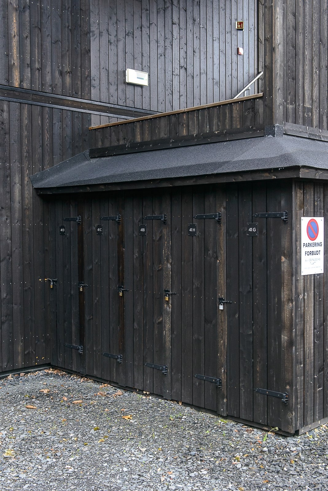 Praktisk skiskap merket med leilighetsnr. ved inngangspartiet for enkel oppbevaring. Galleribilde