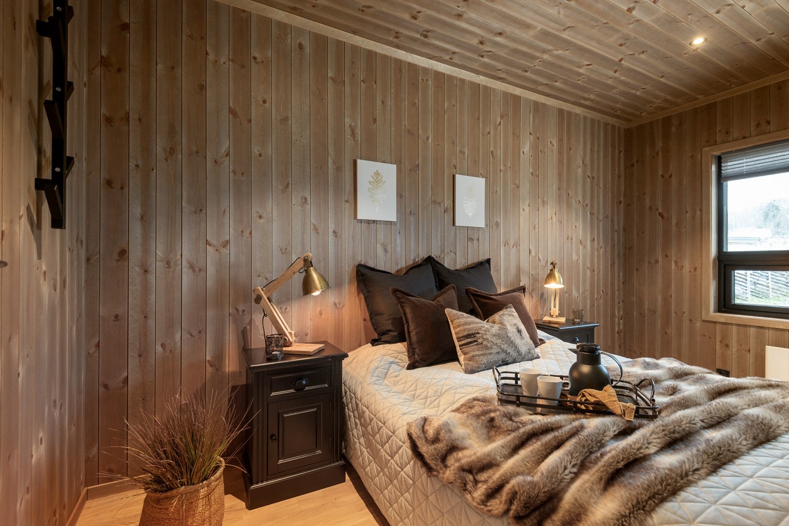 Til sammen inneholder leiligheten to soverom som p.t. er innredet med fem sengeplasser. Galleribilde