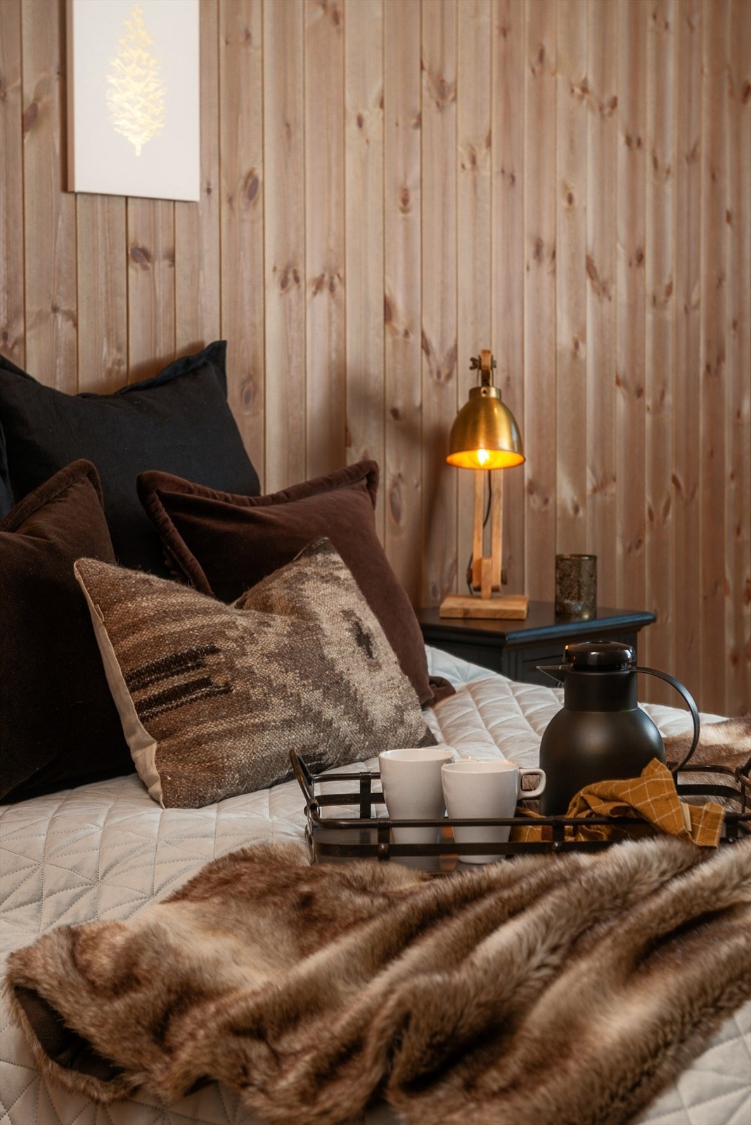 Soverom 1 med smart Laila-løsning som gir deg enkel tilgang til begge sider av sengen. Galleribilde