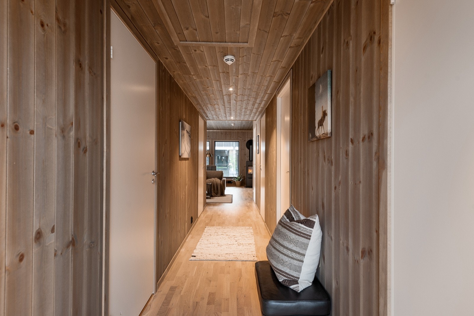 I tillegg til skiskap og sportsbod har leiligheten en innvendig bod (dør nr. 2 på venstre side). Galleribilde