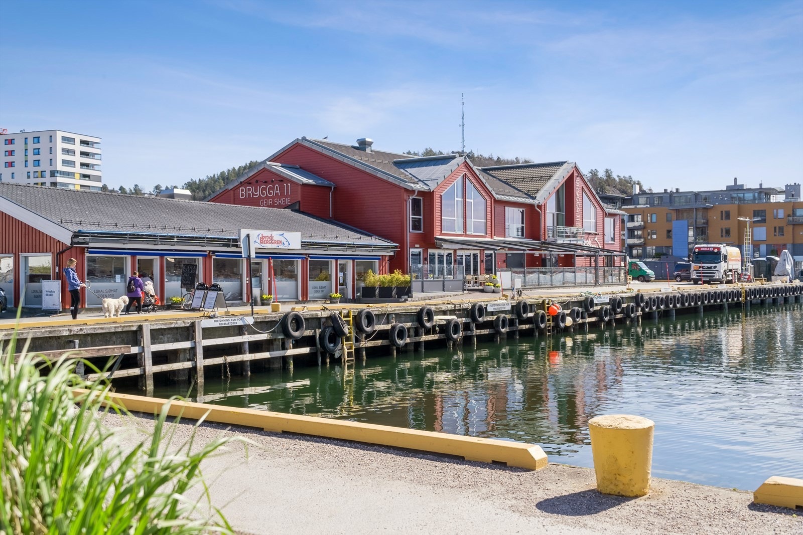 Brygga med fiskebutikk og fiskerestaurant ligger rett over gaten til boligen Galleribilde