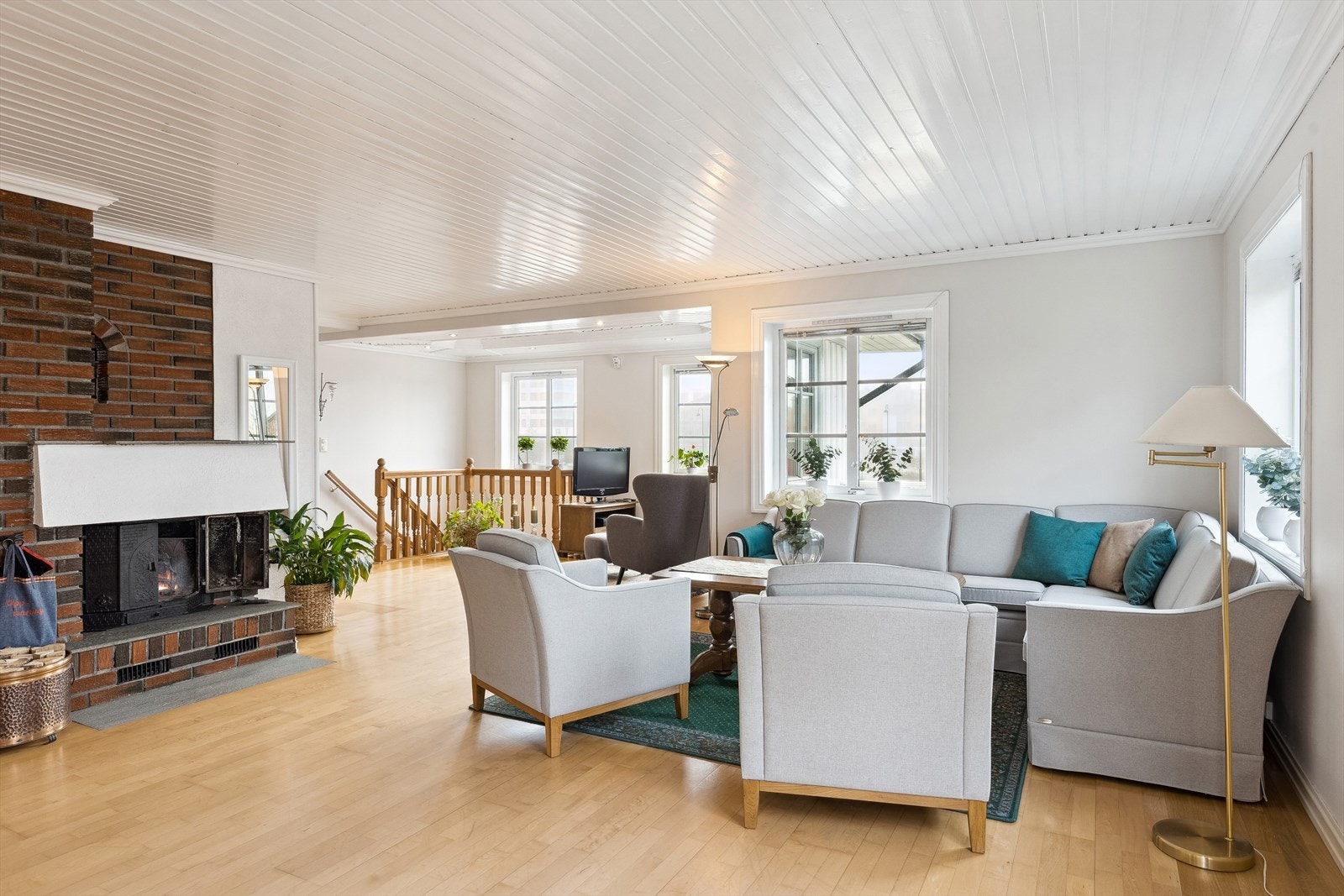 Stuen har peis med innsats Galleribilde