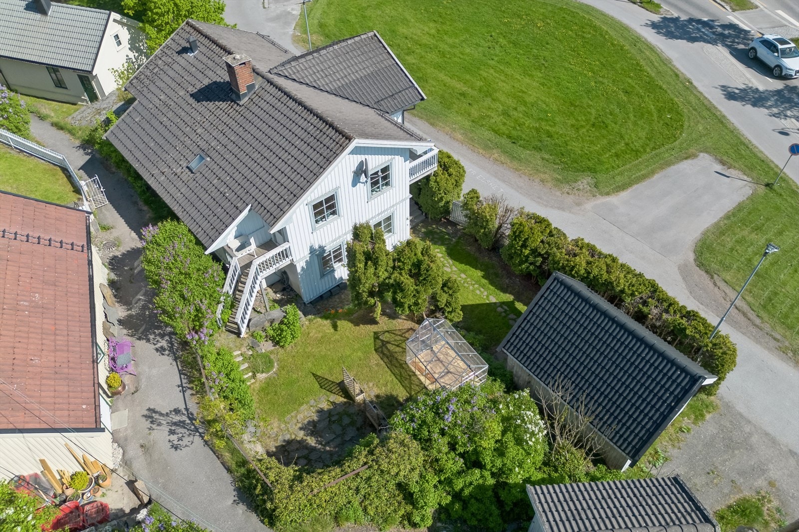 Koselig hage med drivhus fra 2024 og eldre uthus m/loft og nytt tak i 2023 Galleribilde