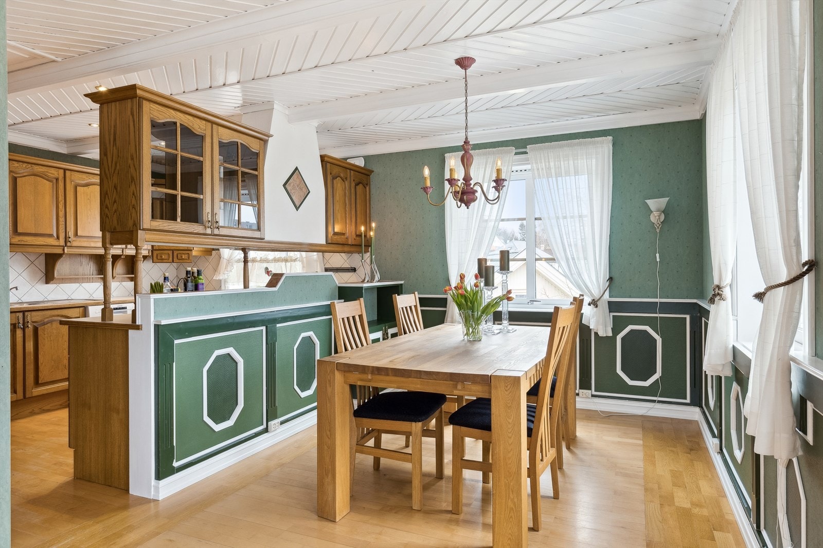 Delvis åpent mellom spisestuen og kjøkkenet Galleribilde