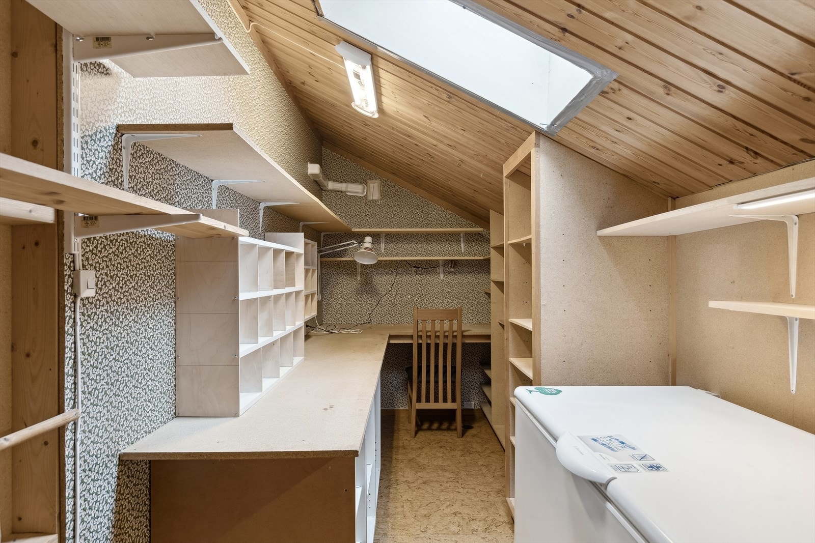 Stort og praktisk arbeidsrom Galleribilde