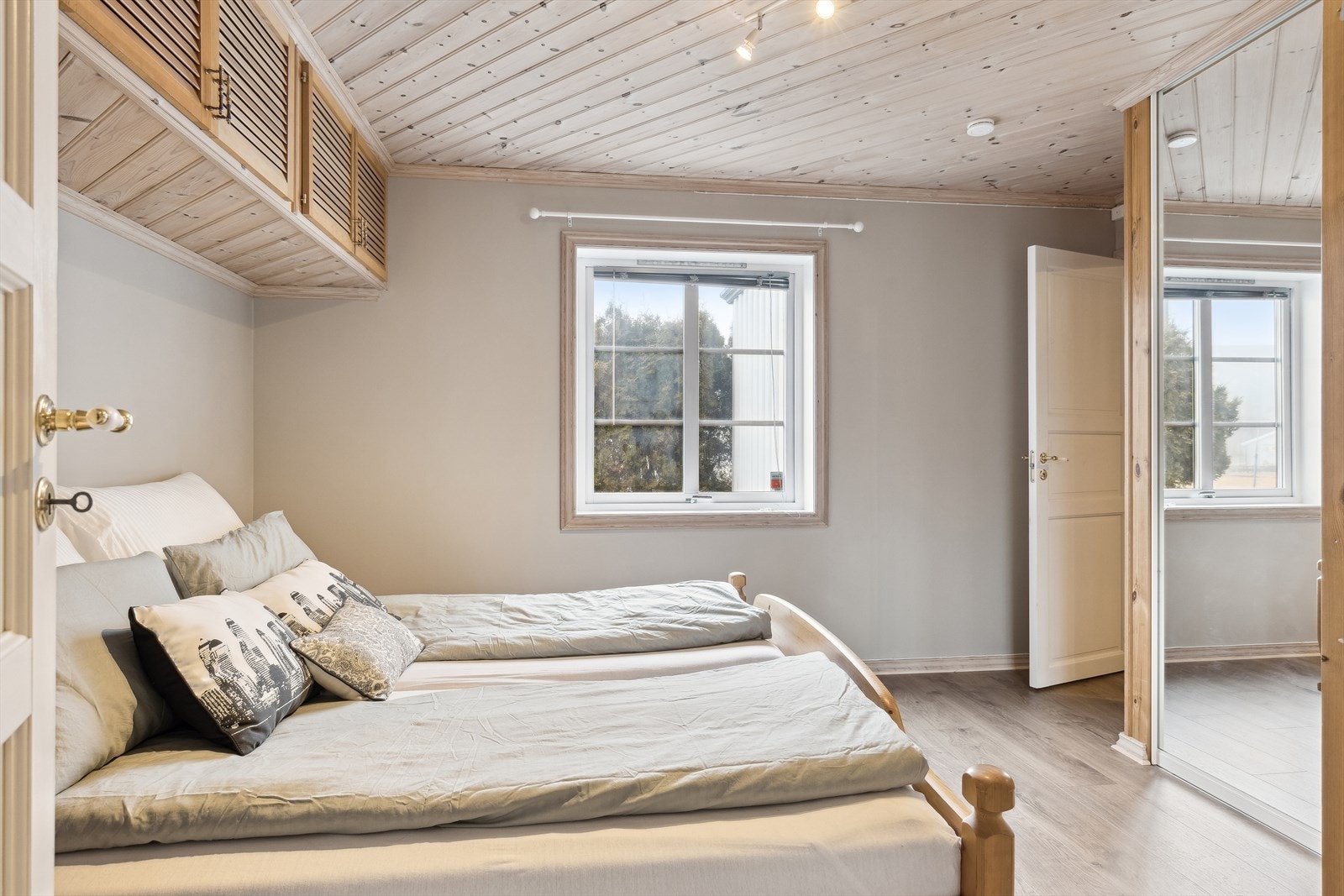 Soverom med skyvedørgarderobe Galleribilde