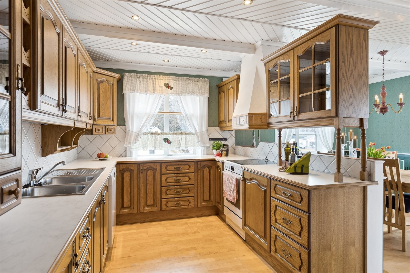 Godt med både skap og benkplass på kjøkkenet Galleribilde